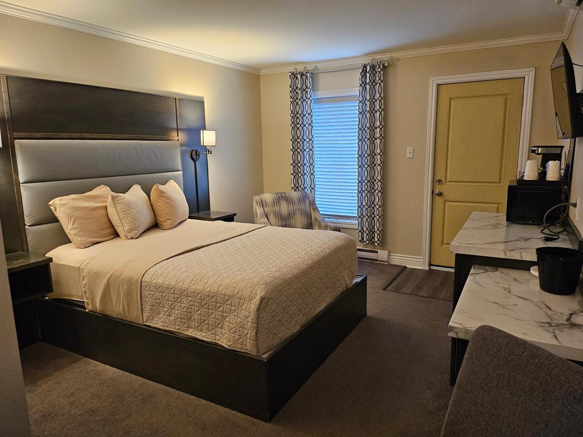 Deluxe Queen Suite
