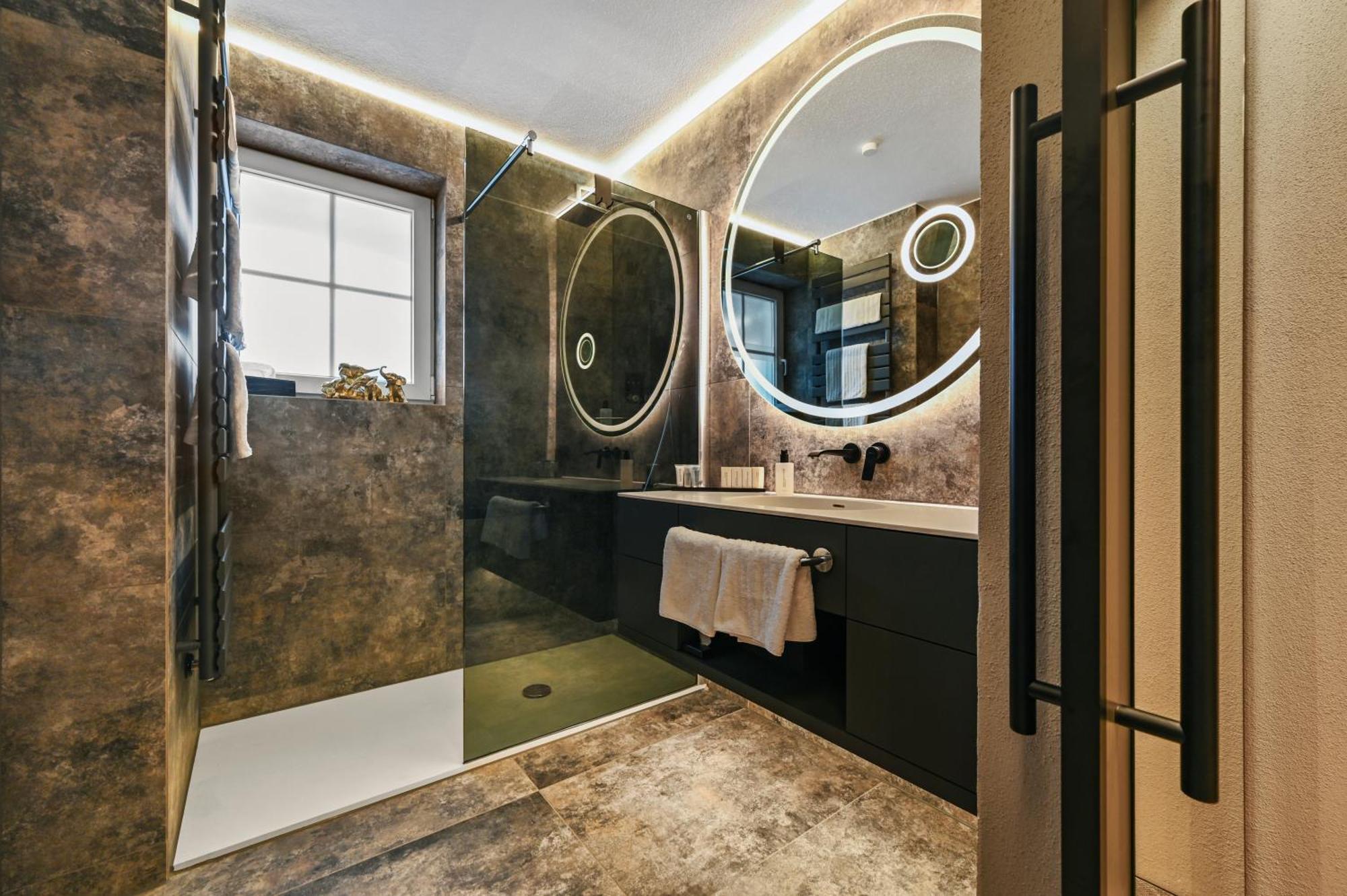 Deluxe Suite Modern with Balcony