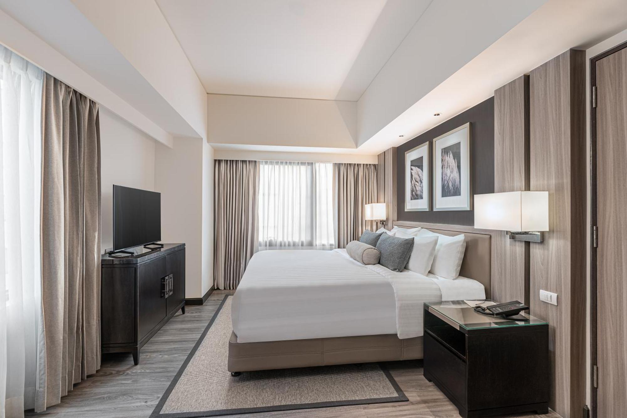 1 King Bed, One-Bedroom Suite with Living Area