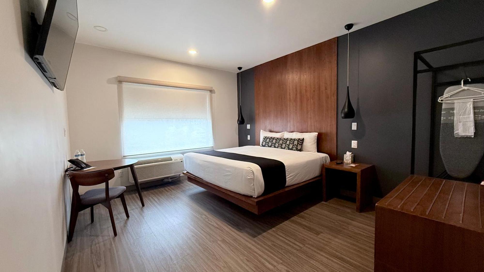 Habitación con cama extragrande.