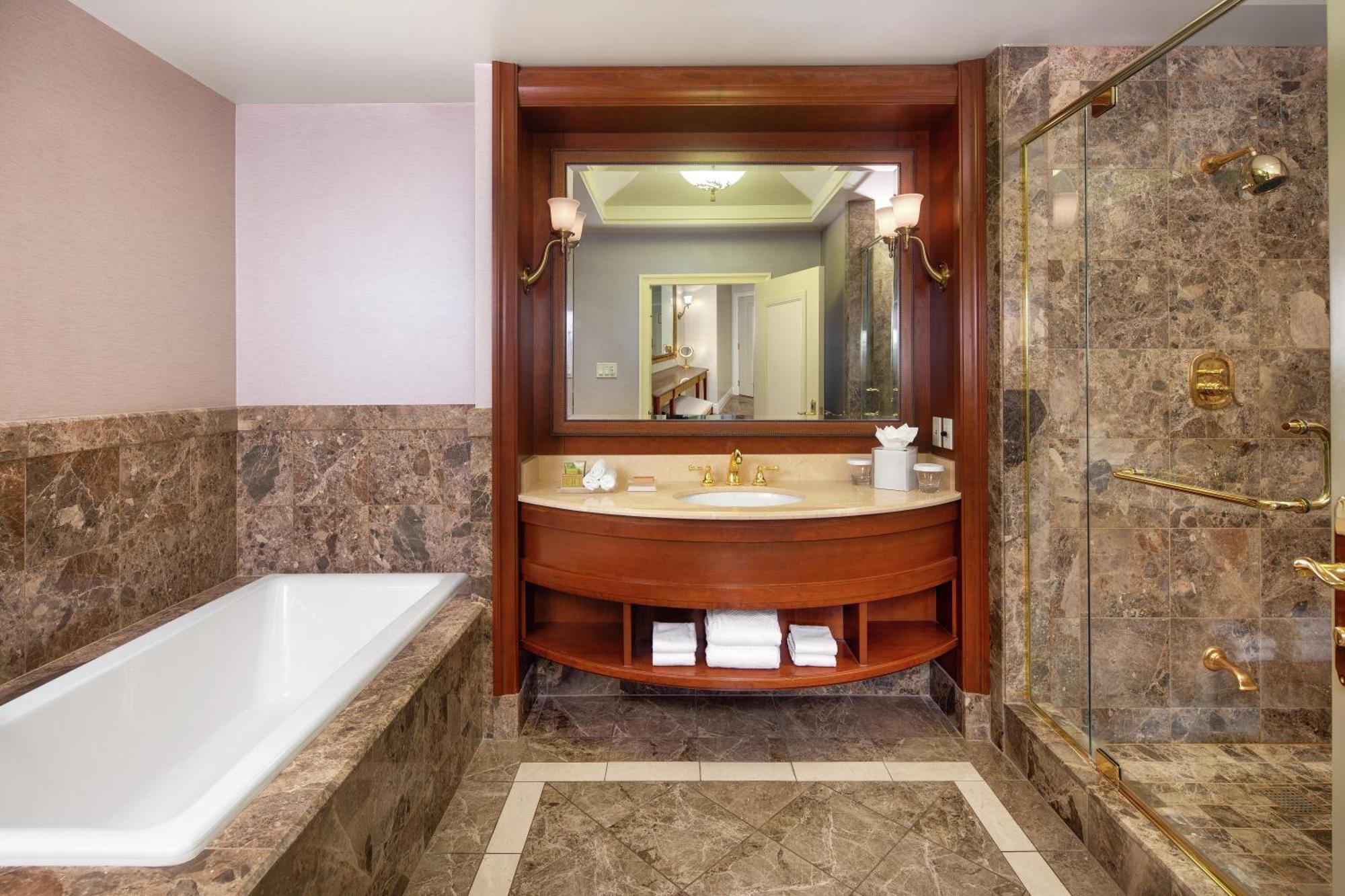 Deluxe King Room with Lake View