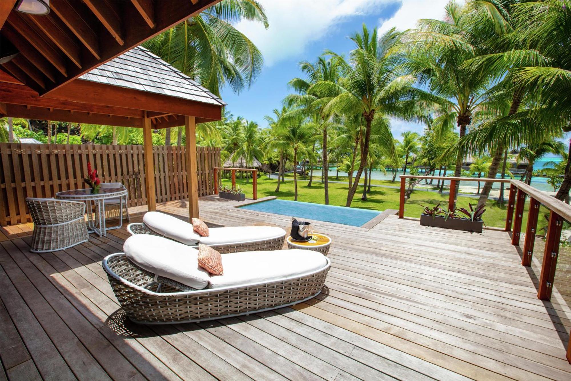 Villa con piscina y vistas tropicales a la playa