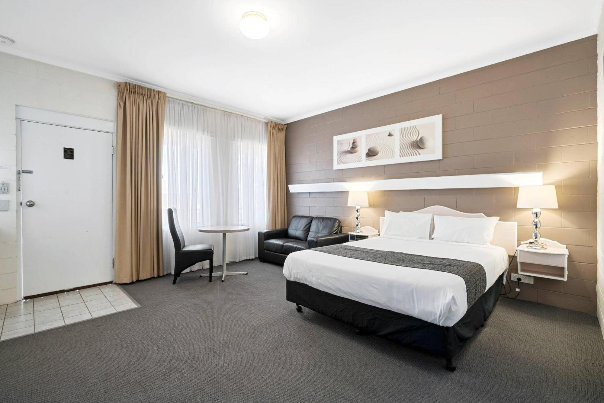 Deluxe Queen Suite