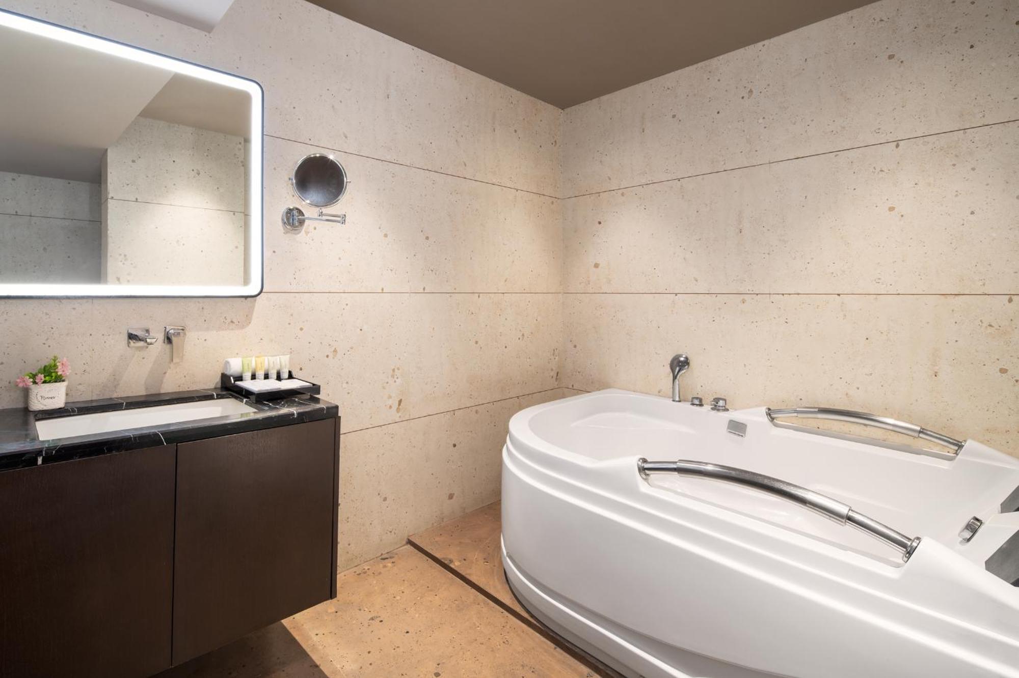 Deluxe Double Room Bath