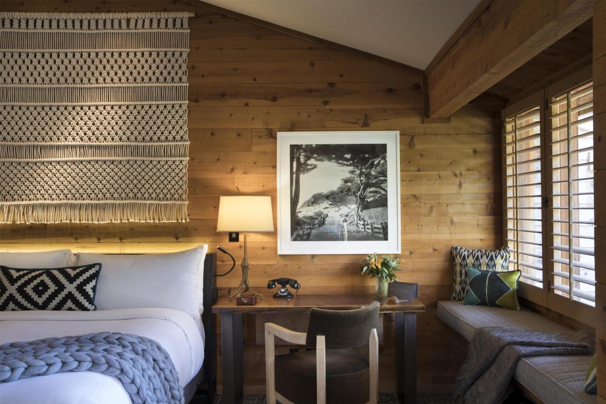 Deluxe King Room Fireplace
