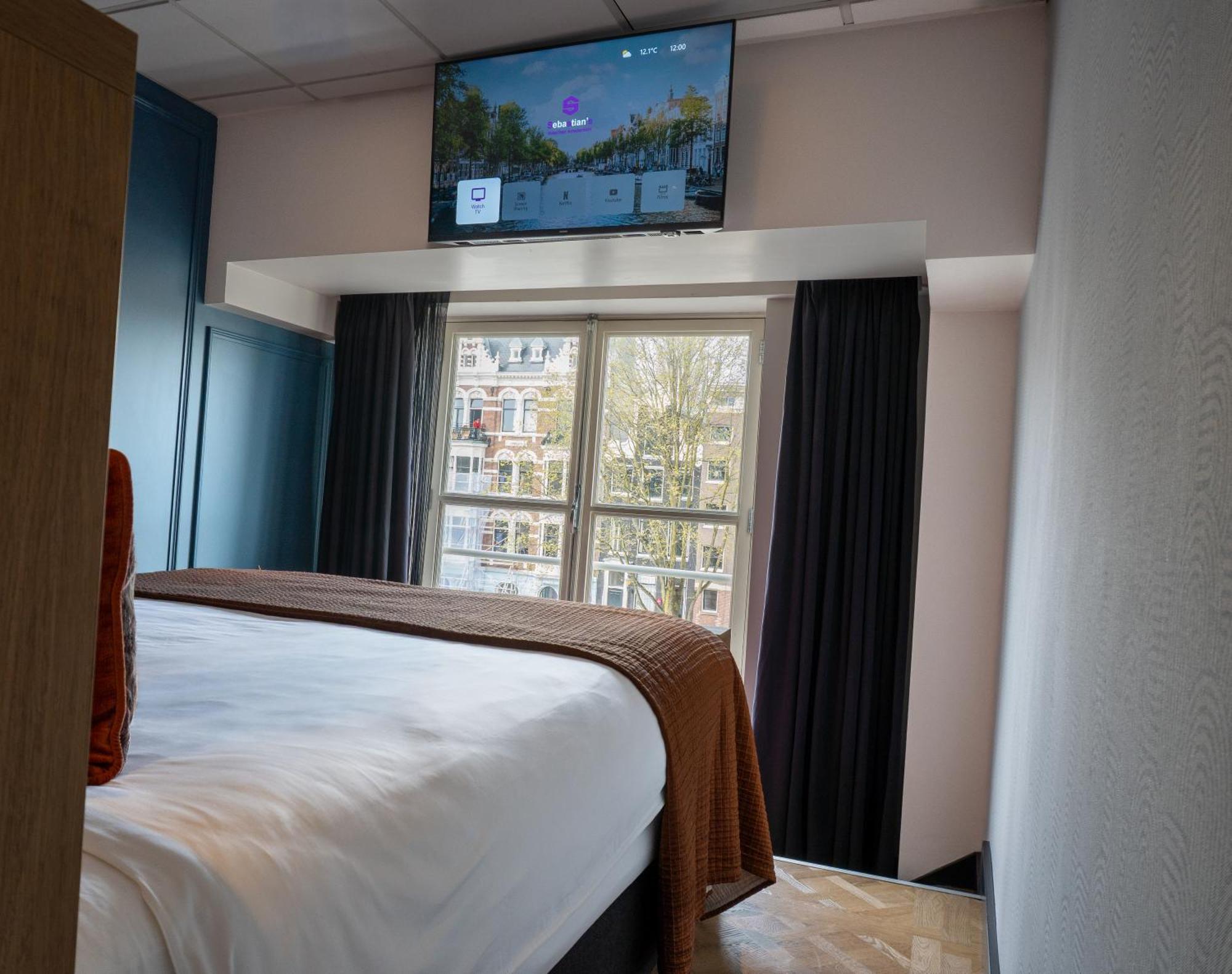 Compact Double Canal View Room