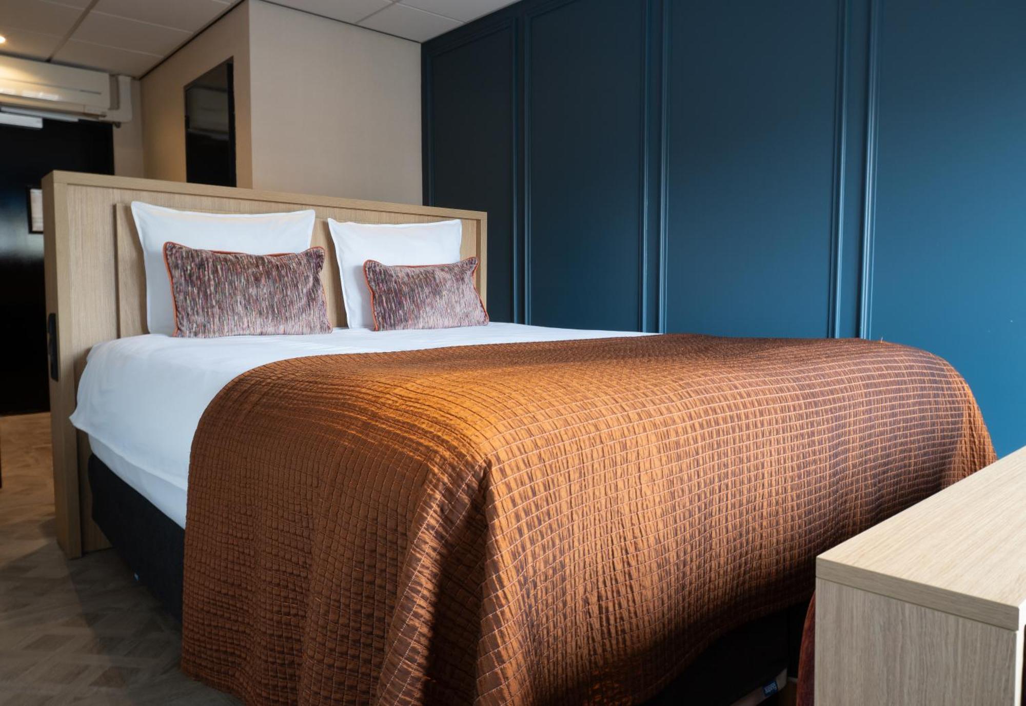 Compact Double Canal View Room