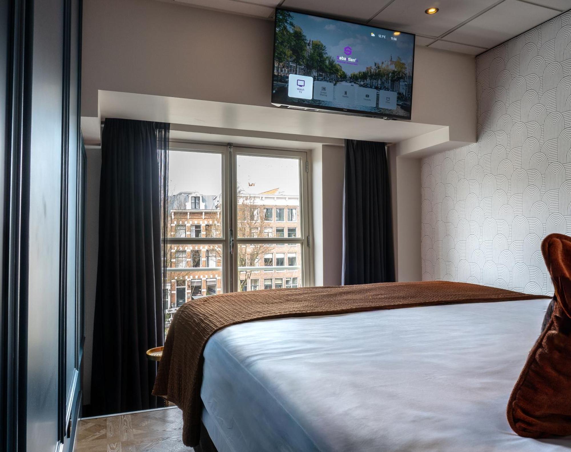 Compact Double Canal View Room