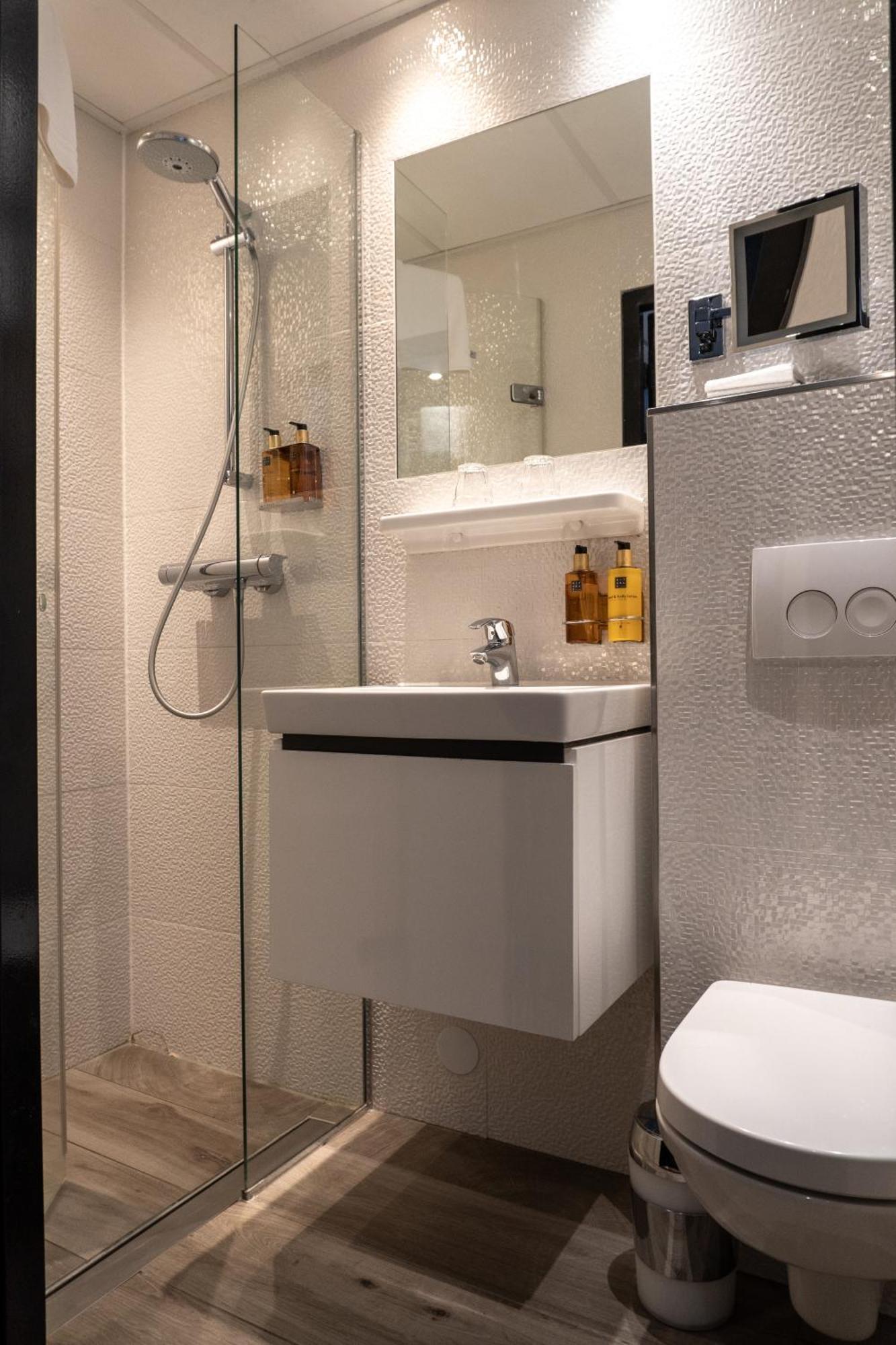 Compact Double Canal View Room