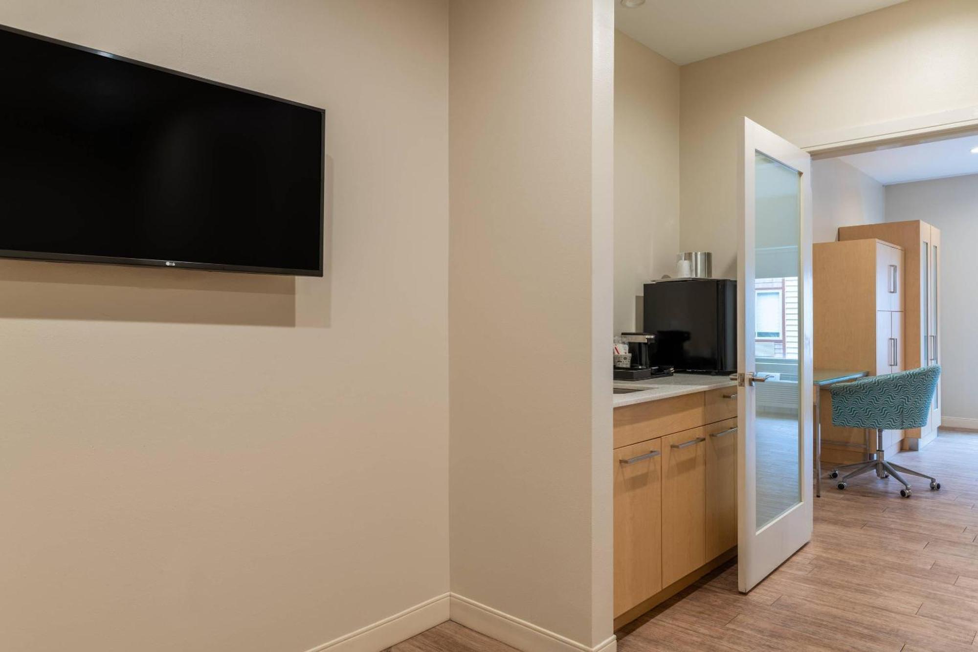 Standard King Room - Non-Smoking