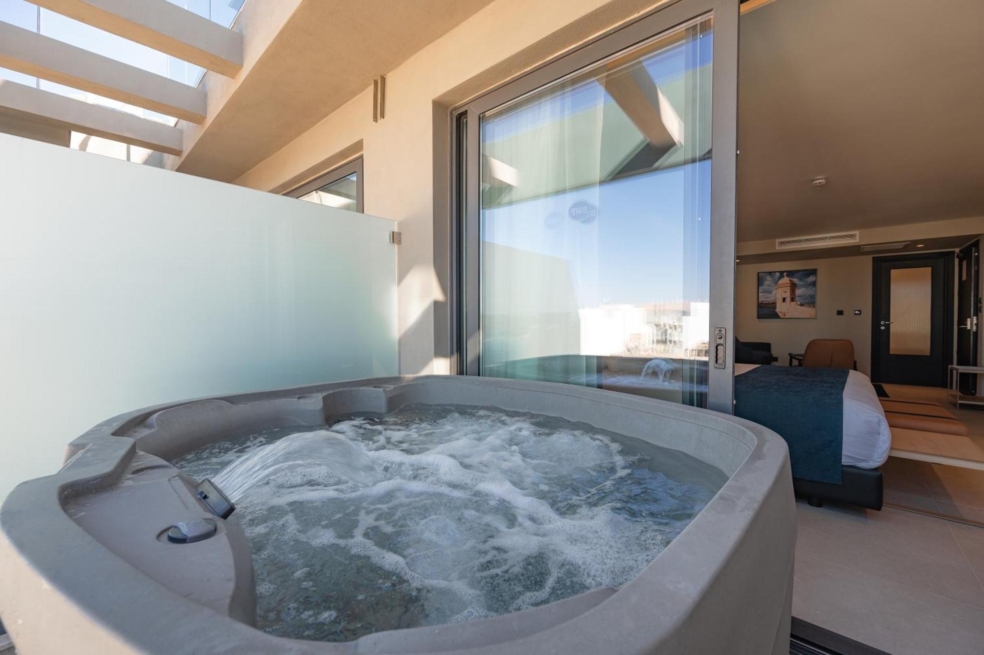Junior King Suite Hot Tub Balcony Sofa Non-Smoking