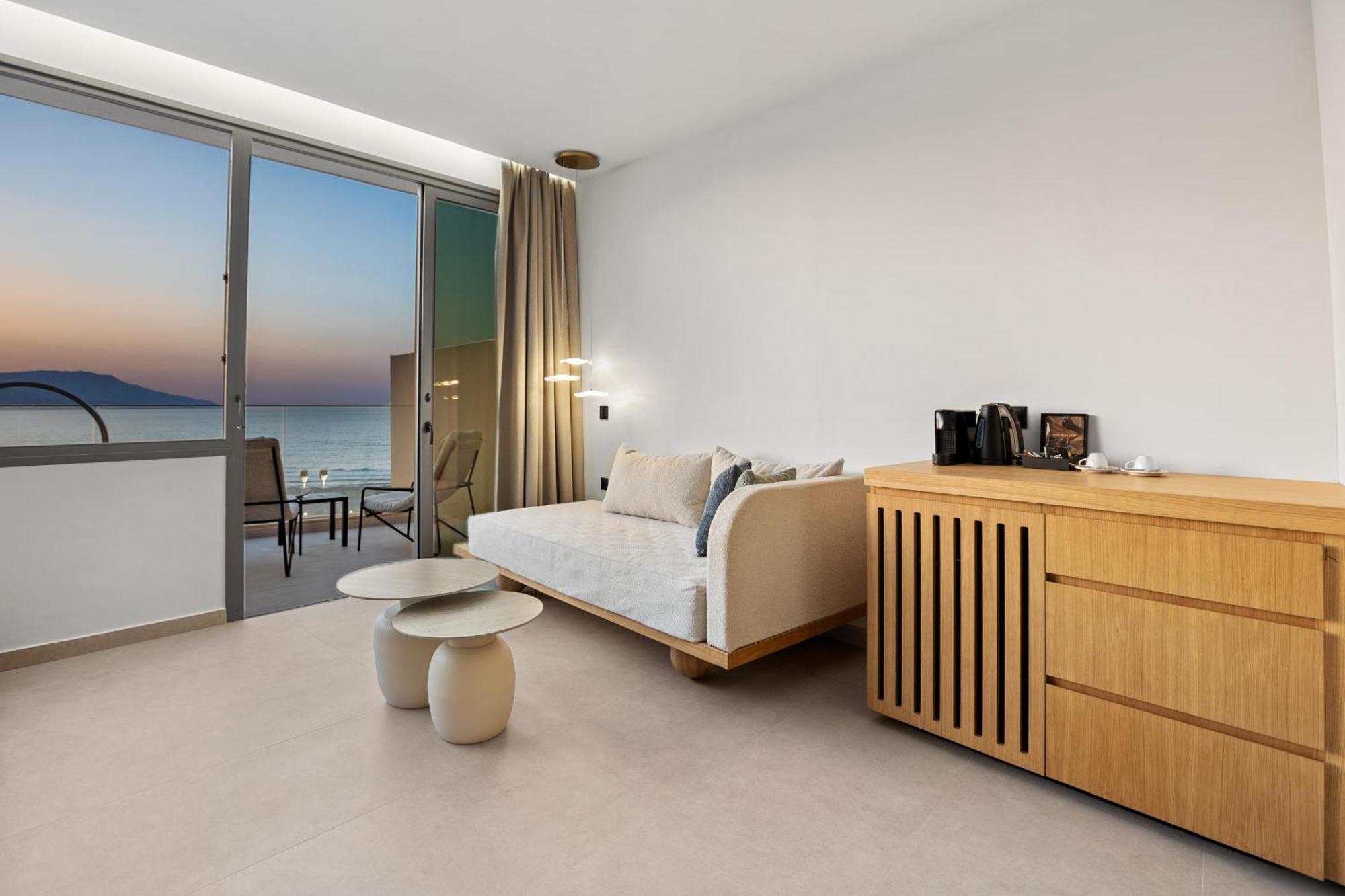 Sky Junior Suite mit direktem Poolzugang und Meerblick