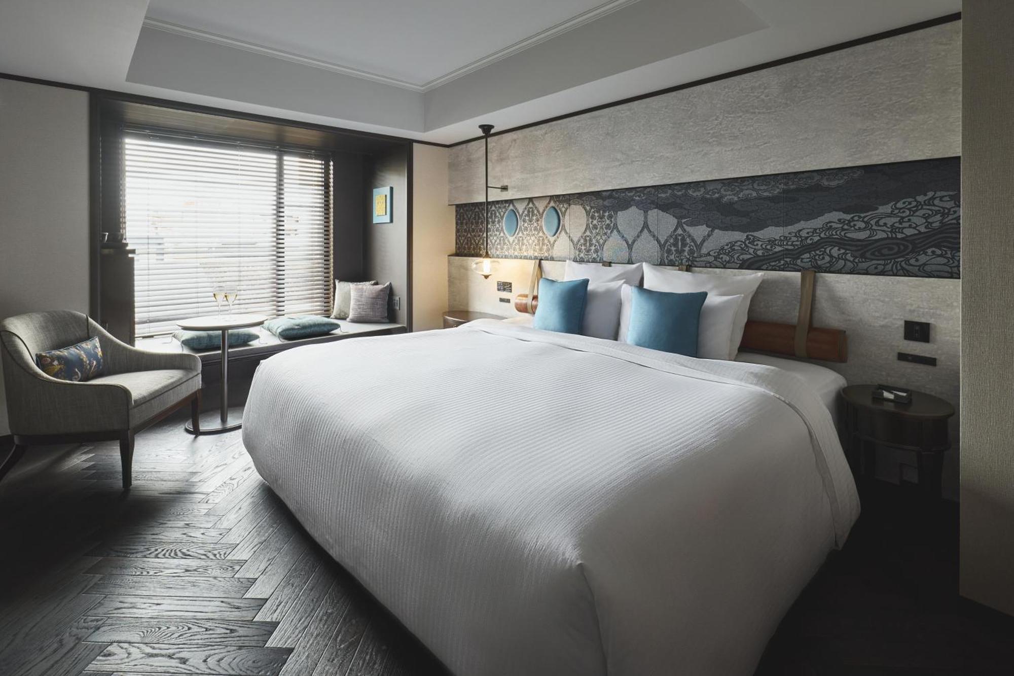 Deluxe Corner King Room