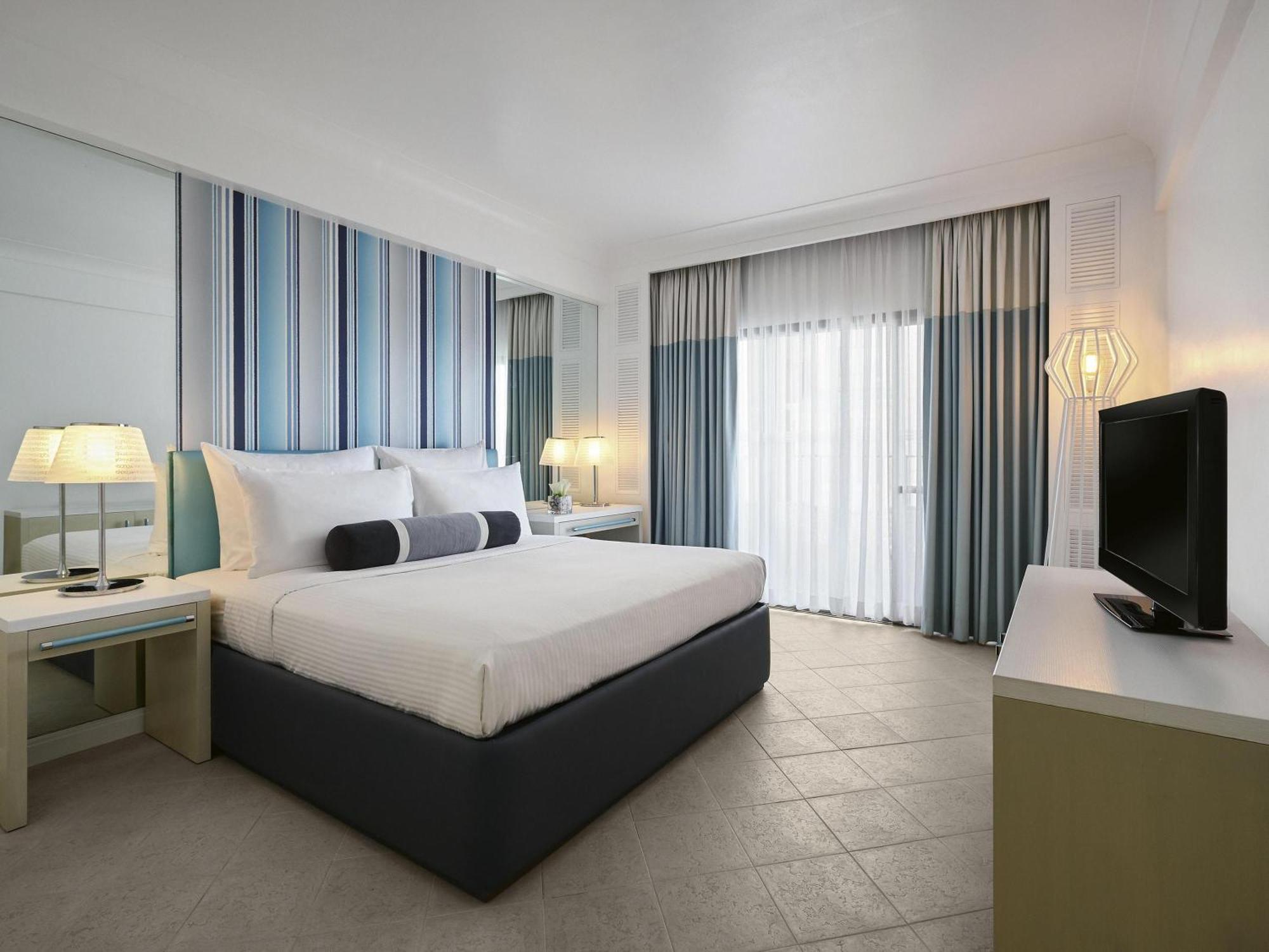 Deluxe King Room Atrium View