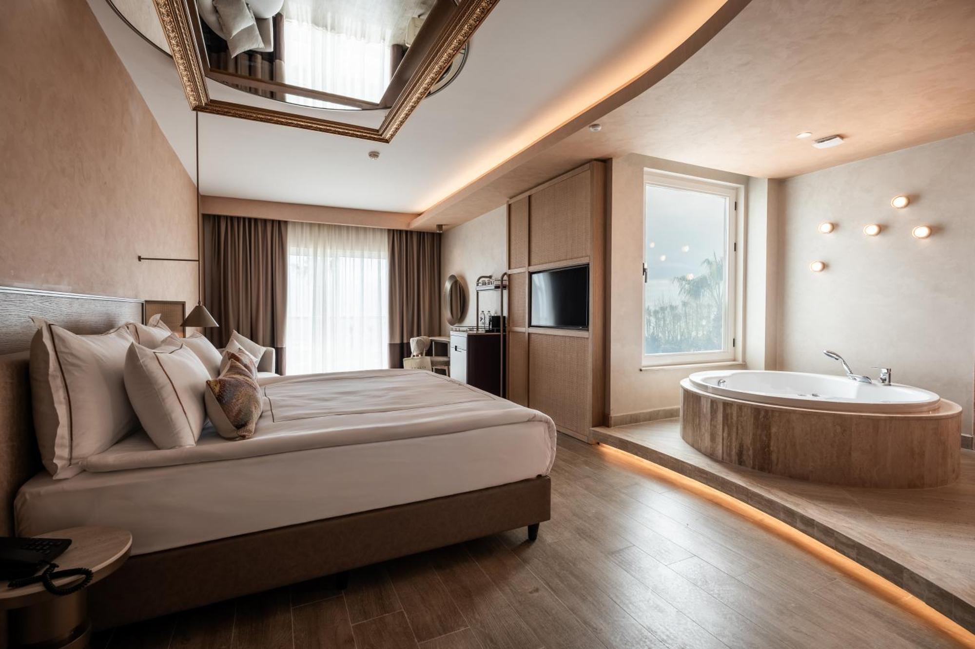 Superior Jacuzzi Room Sea View