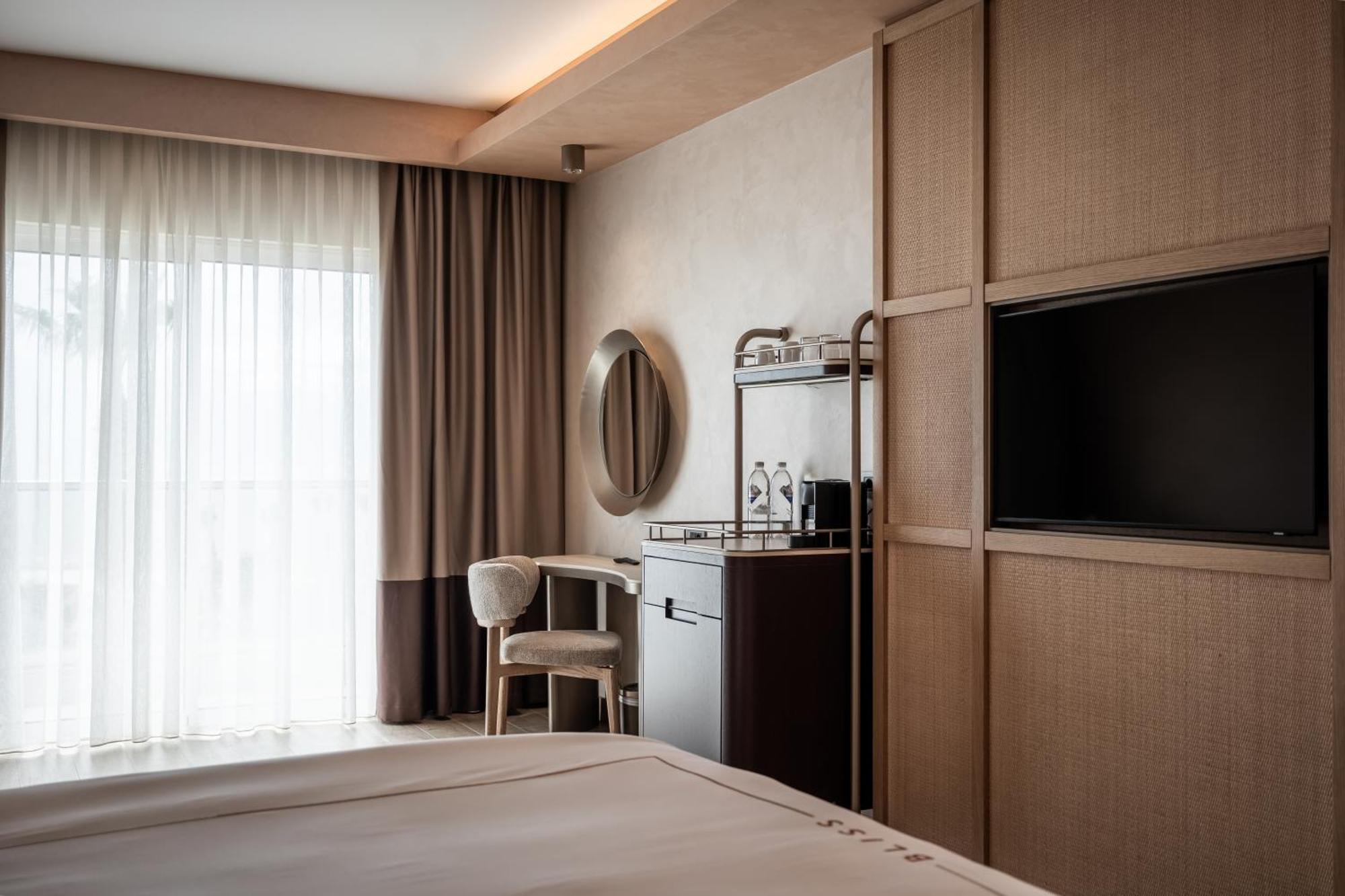 Superior Jacuzzi Room Sea View