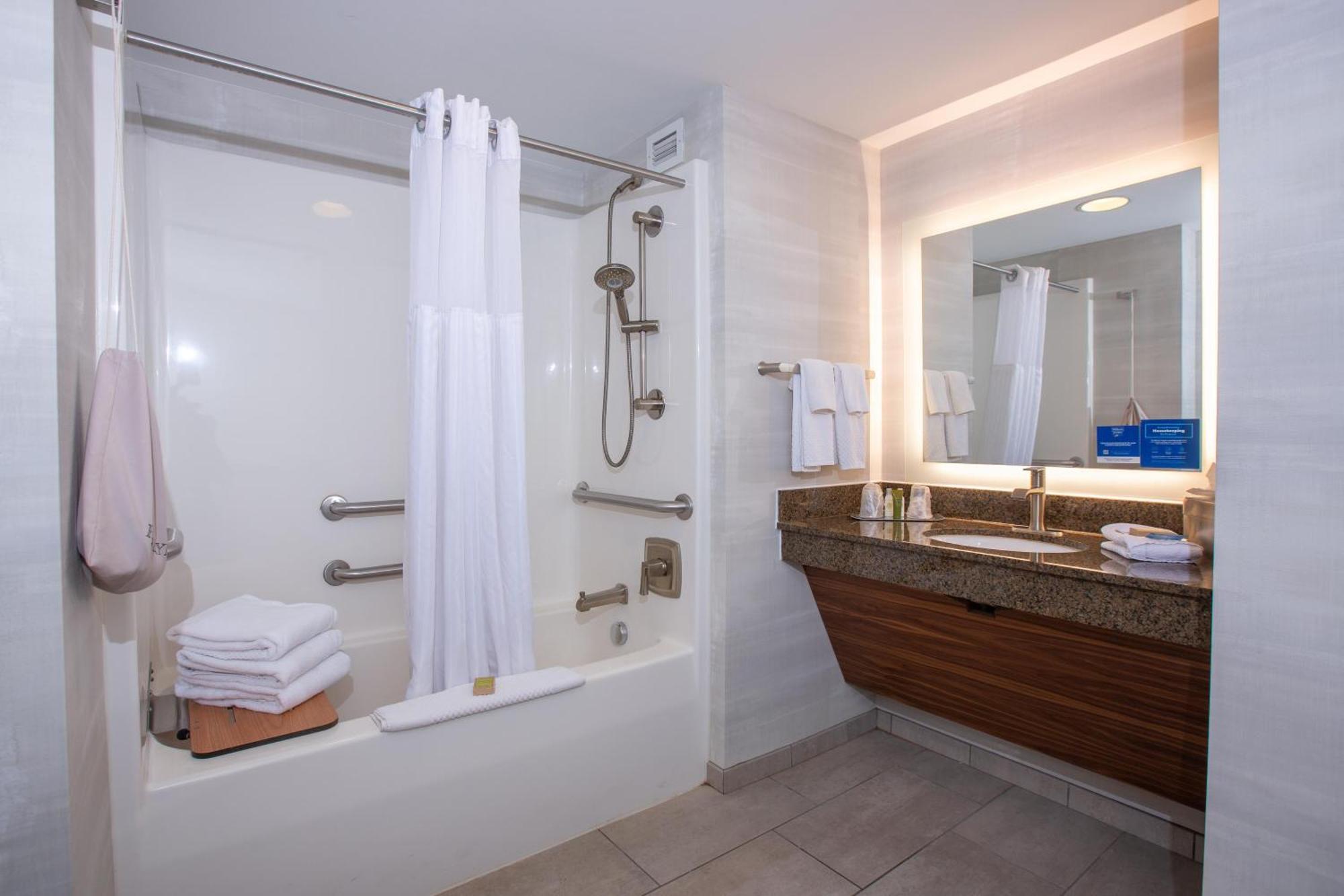 Queen Room with Two Queen Beds and Bath Tub - Mobility Accessible/Non-Smoking