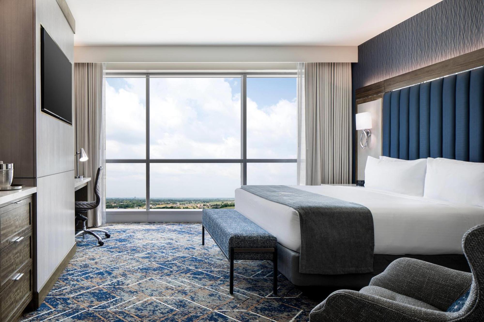 Deluxe King Room with Roll-In Shower, Sky Tower - Mobility and Hearing Accessible/Non-Smoking