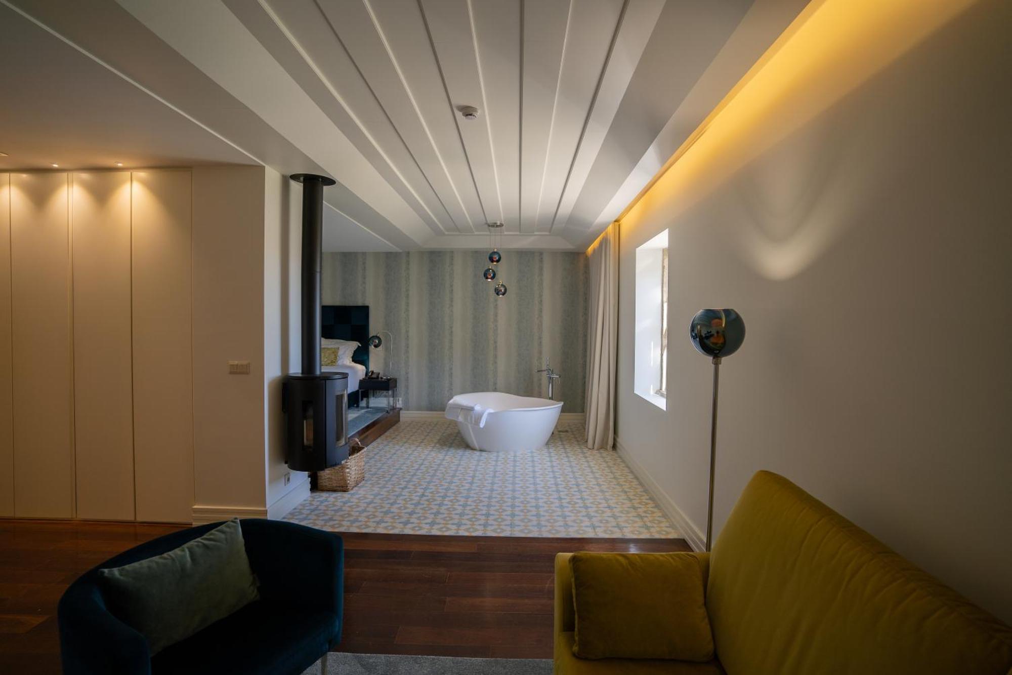 Deluxe King Suite