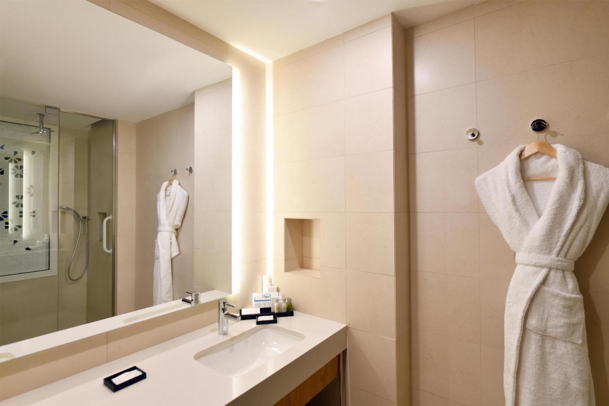 Chambre Lit King-Size - Vue sur Piscine