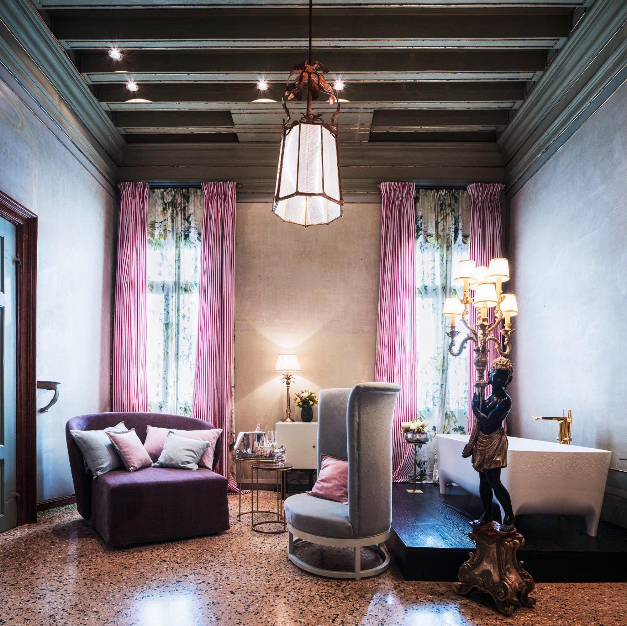 Deluxe Queen Suite