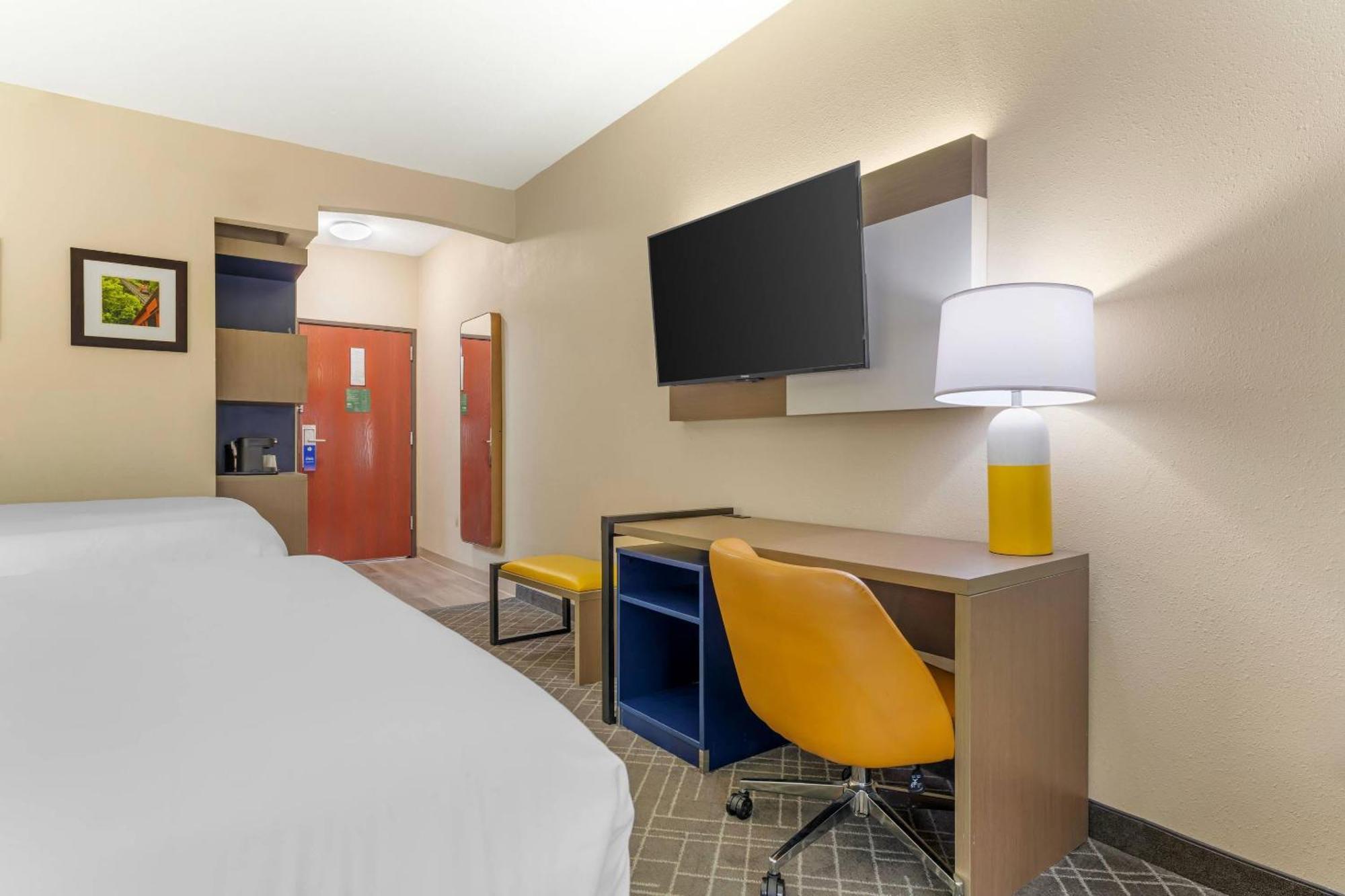 Superior Queen Room with Two Queen Beds - Non-Smoking