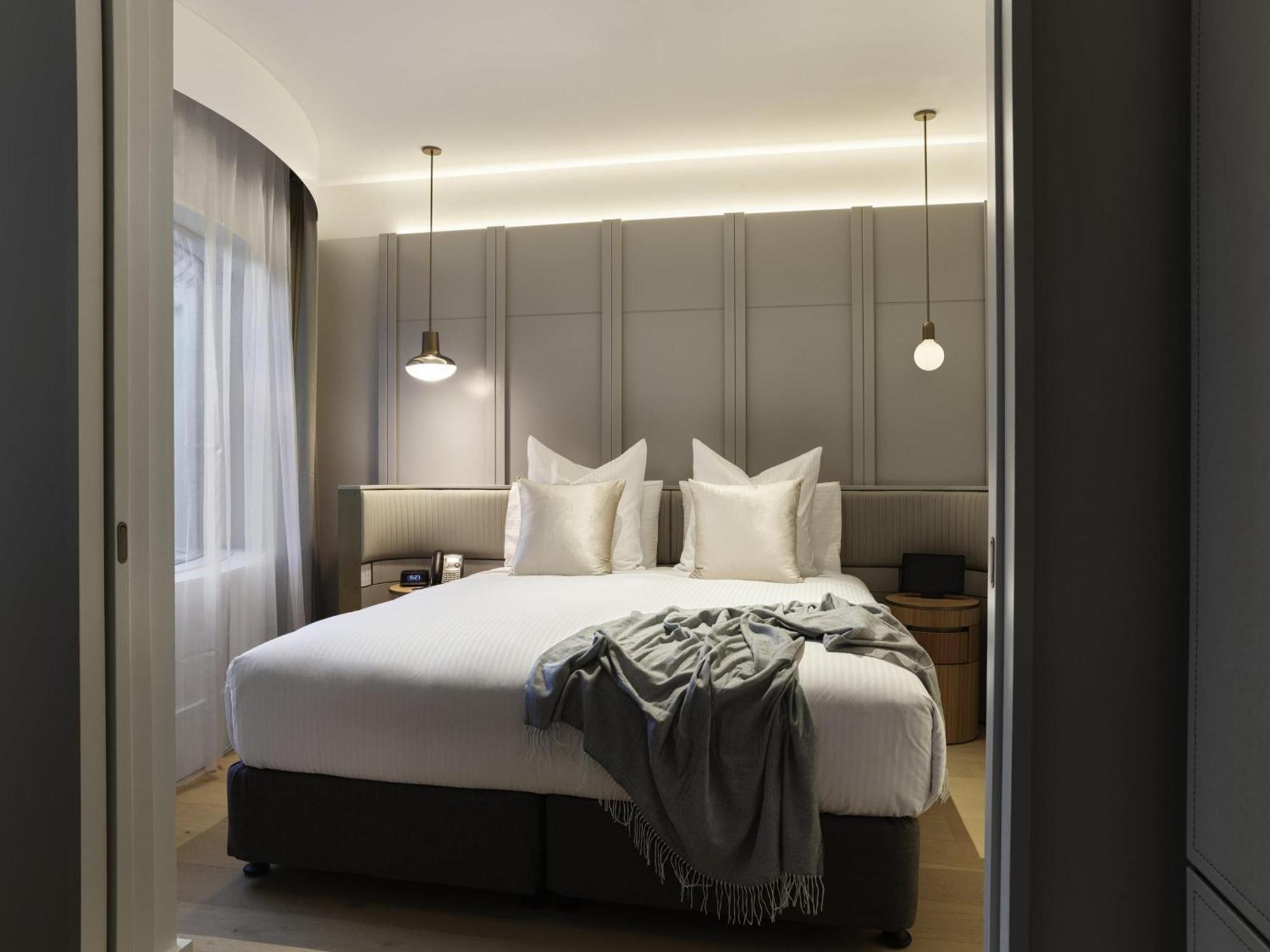 Junior Suite with One King Bed - Higher Floor