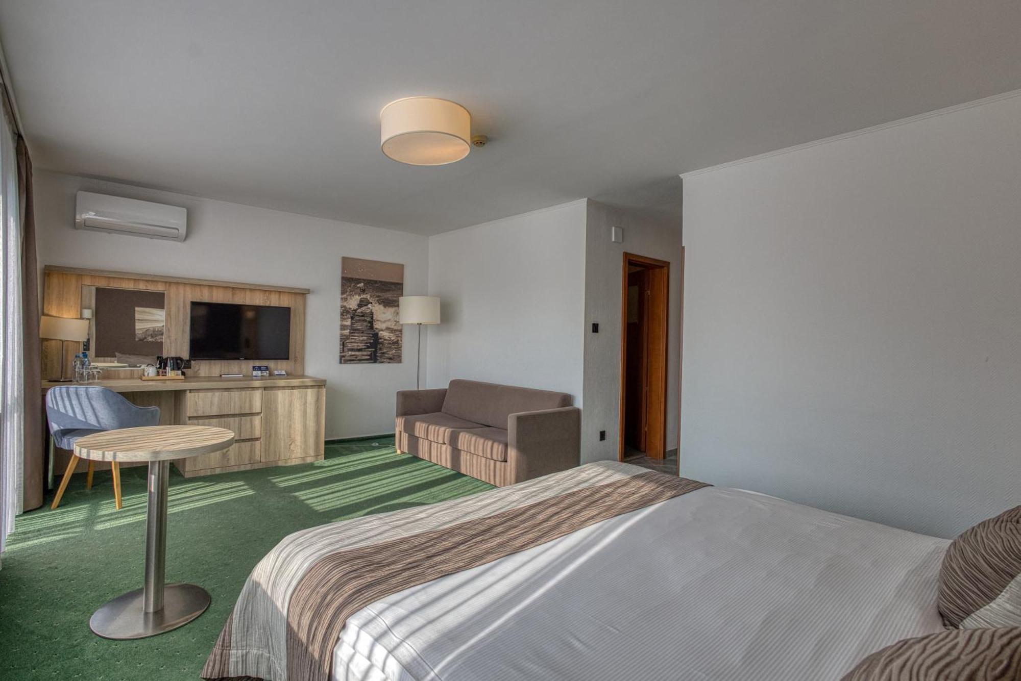 Family Room 3* standard