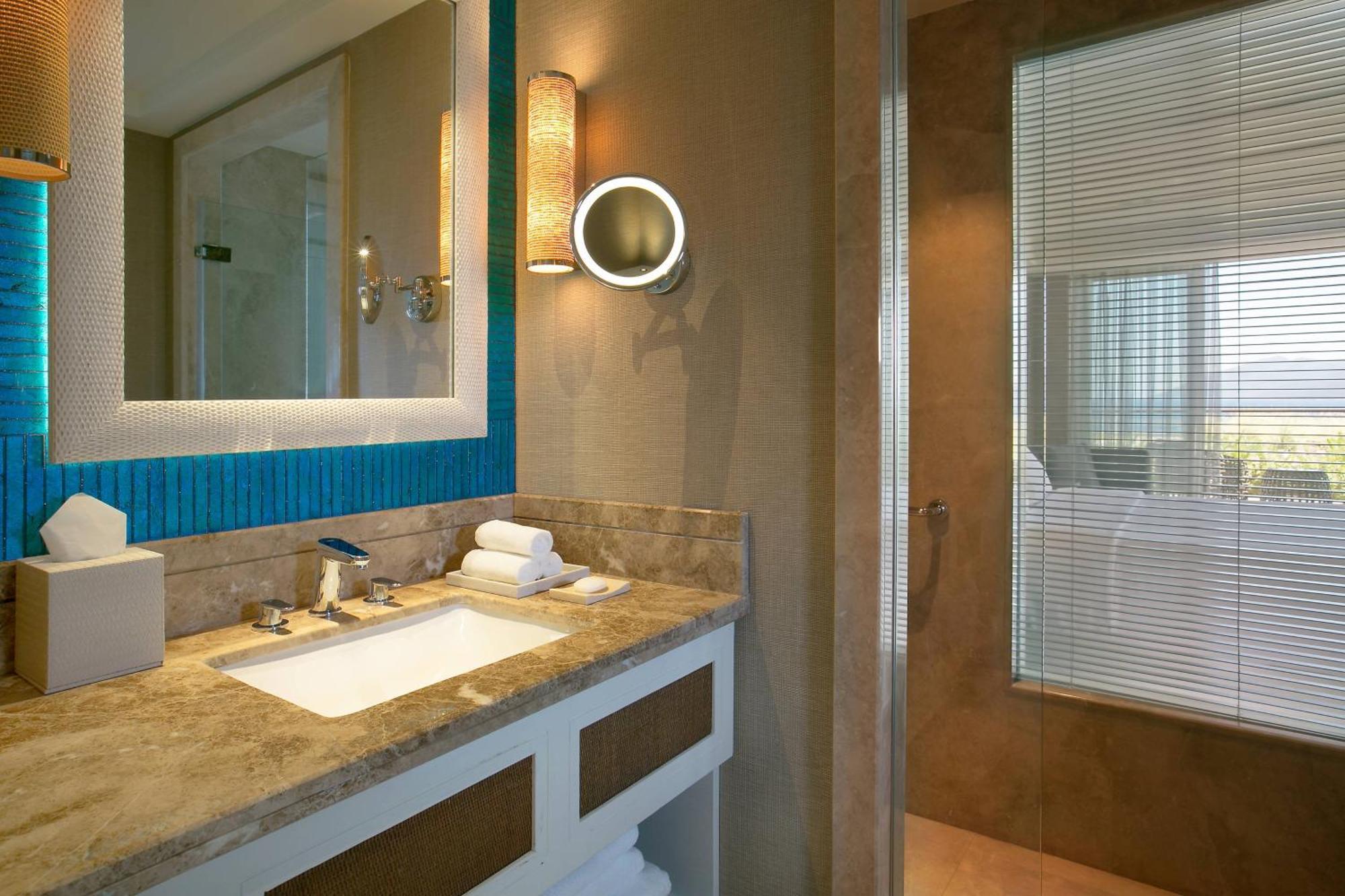 Deluxe Room Guest room 1 King Sea view Balcony