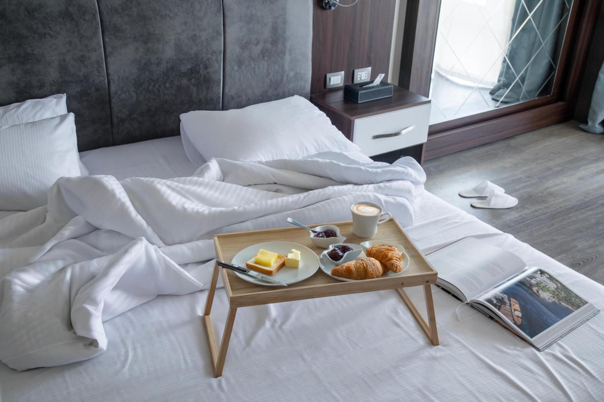 Honeymooners Romantic Couples Only