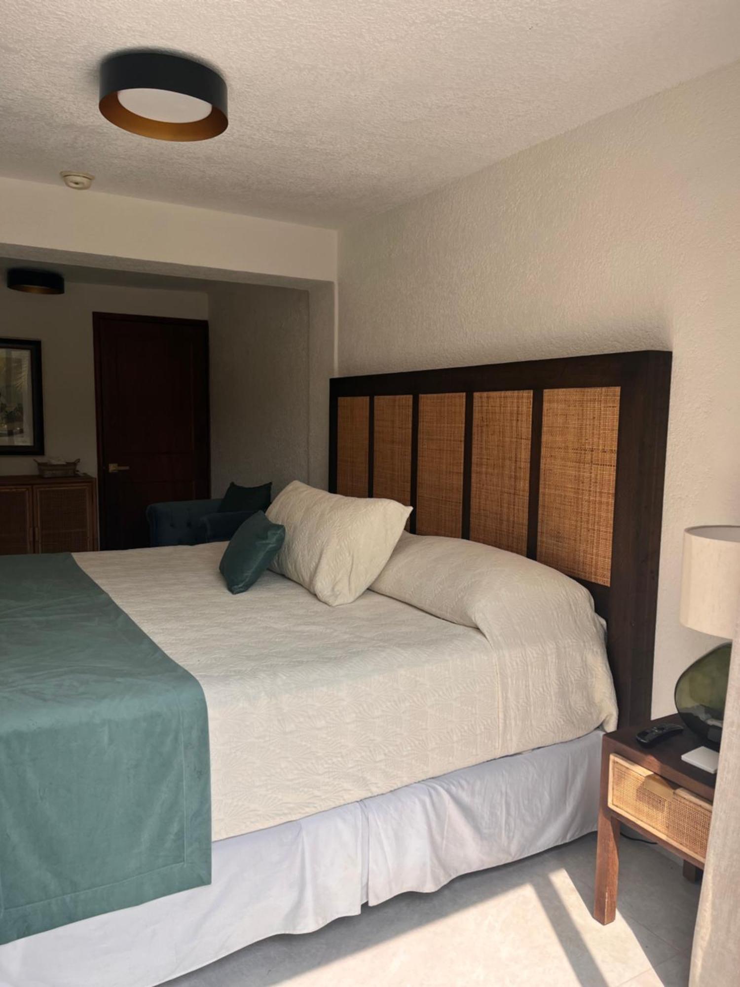 Queen Suite with Pool View