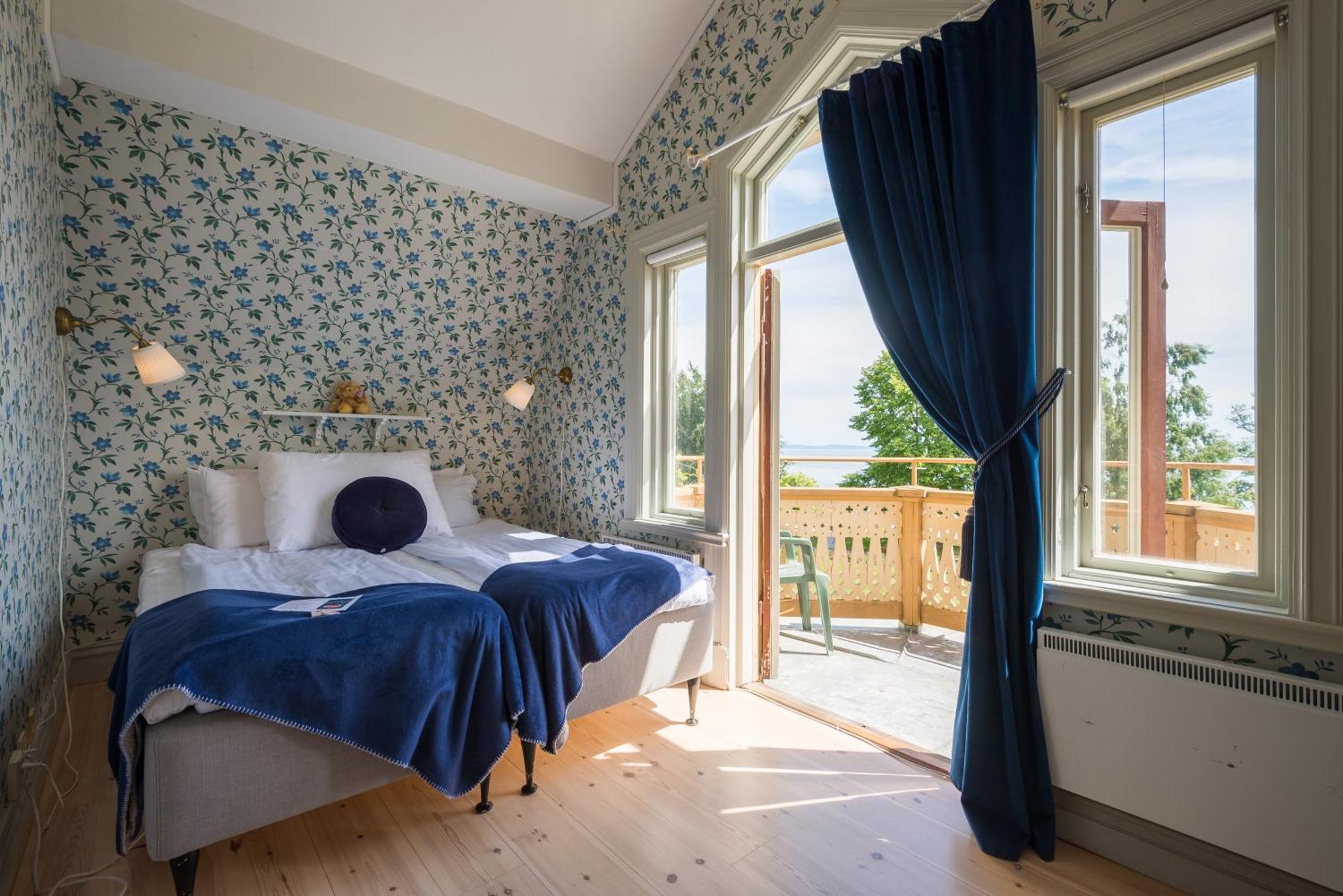 Twin Room Lake View Villa Viktoria