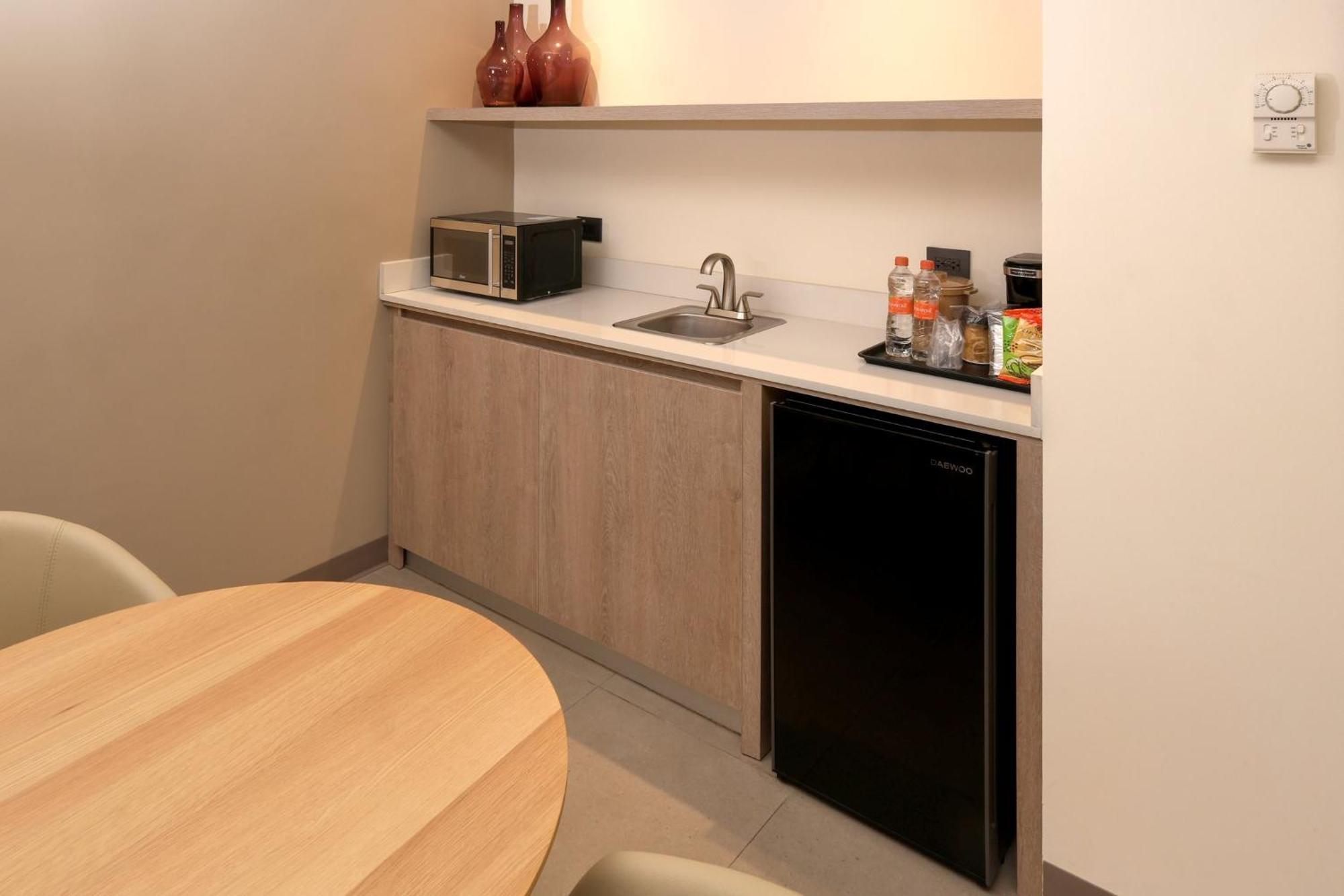 Habitación Estándar con cama extragrande y zona de cocina