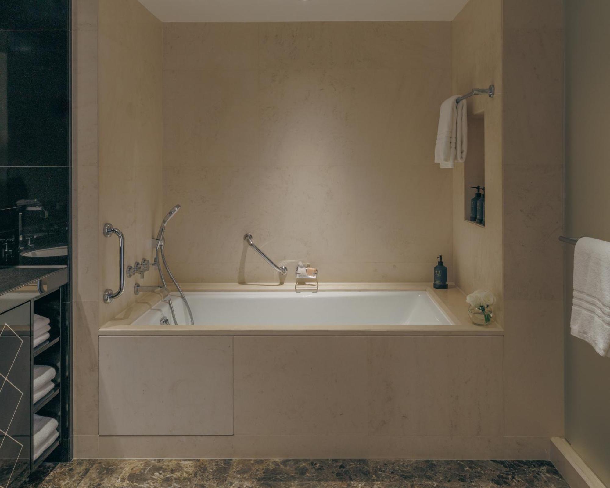 Deluxe Suite,1772931251:JPEG