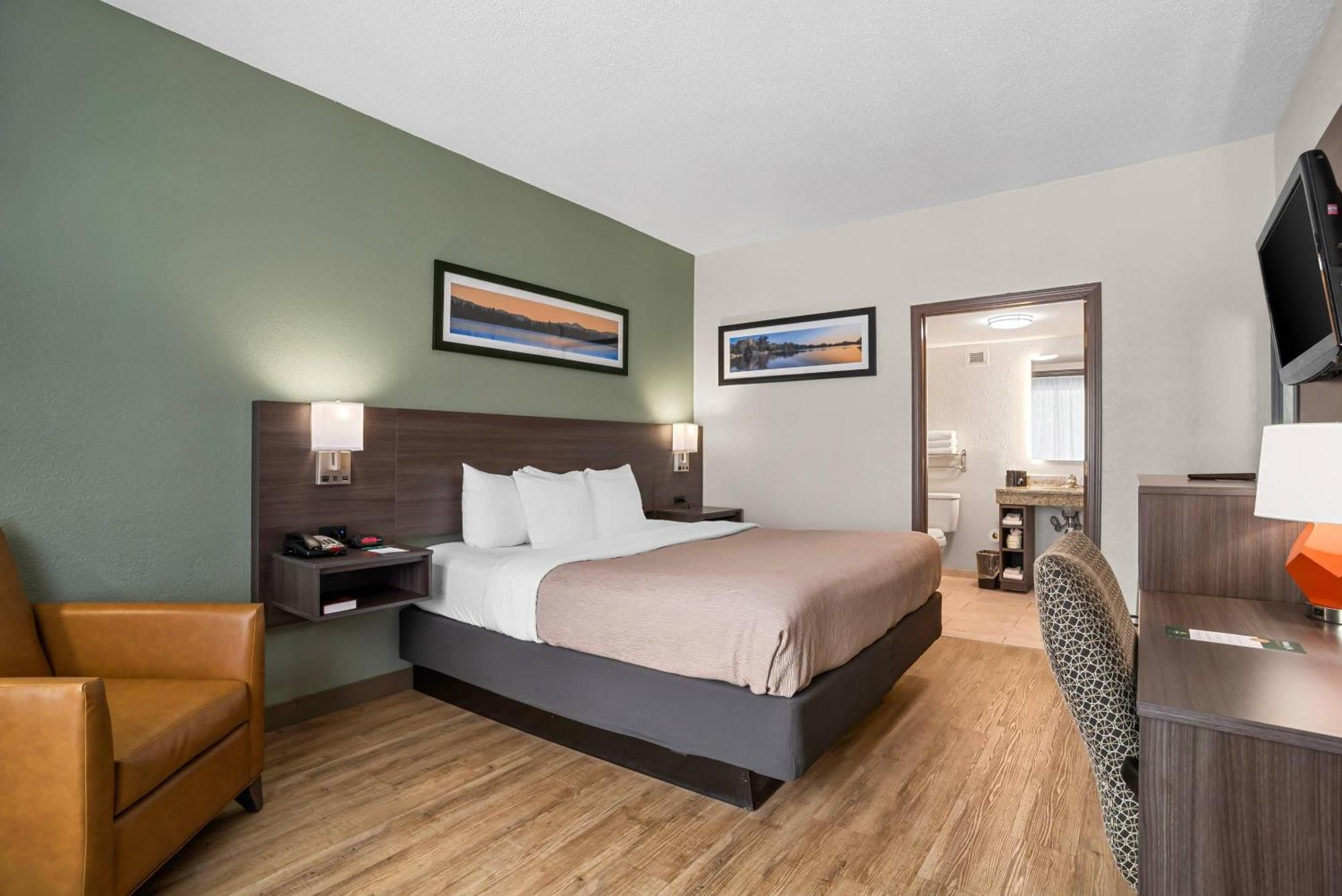 Efficiency King Room - Accessible/Non-Smoking