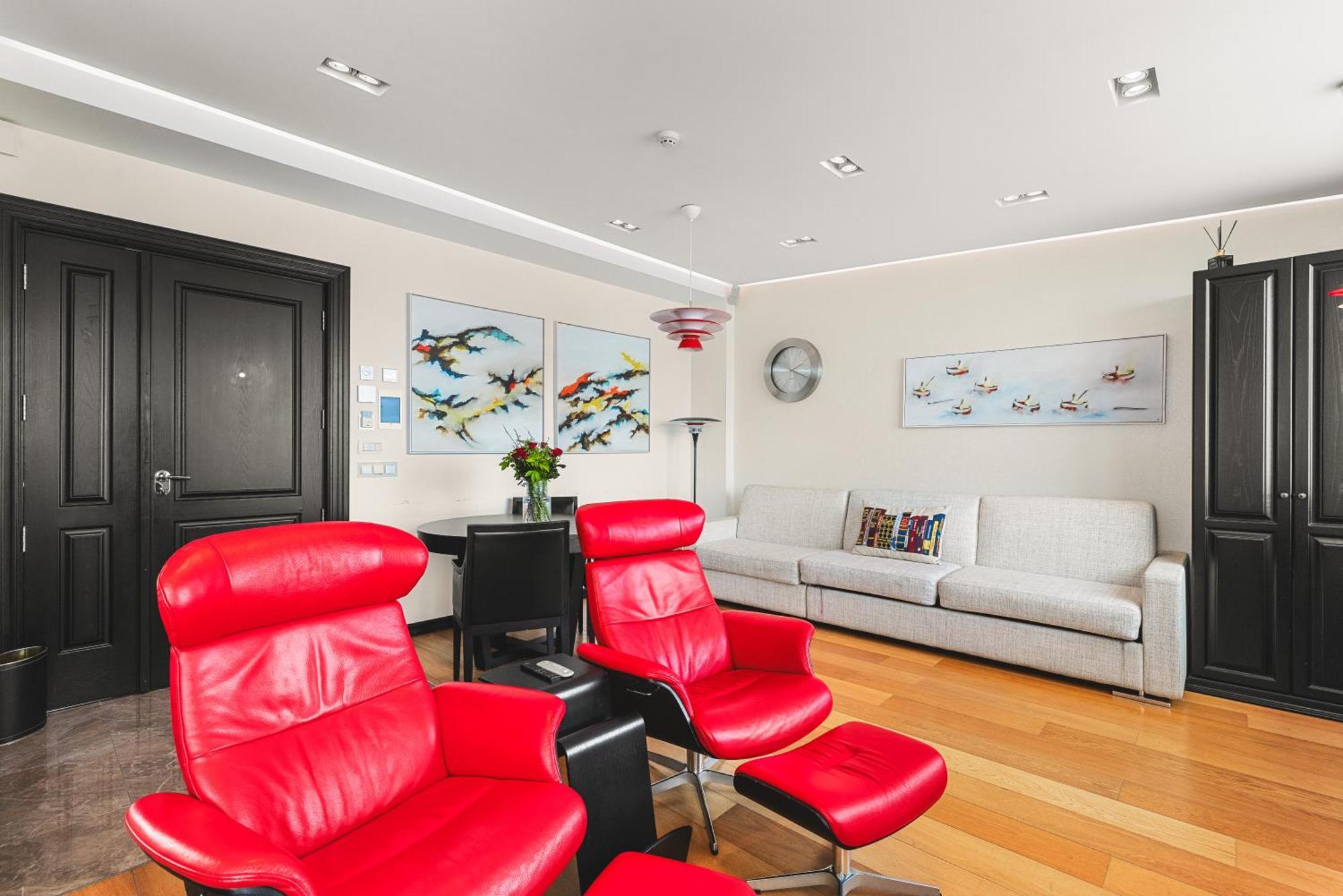 Executive Suite,1772968689:JPEG