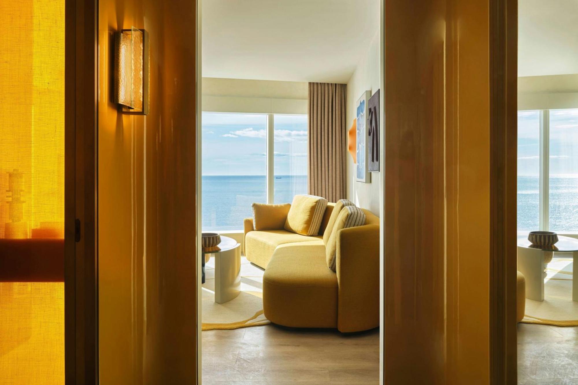 One-Bedroom Corner King Suite Seafront View,1774448552:JPEG