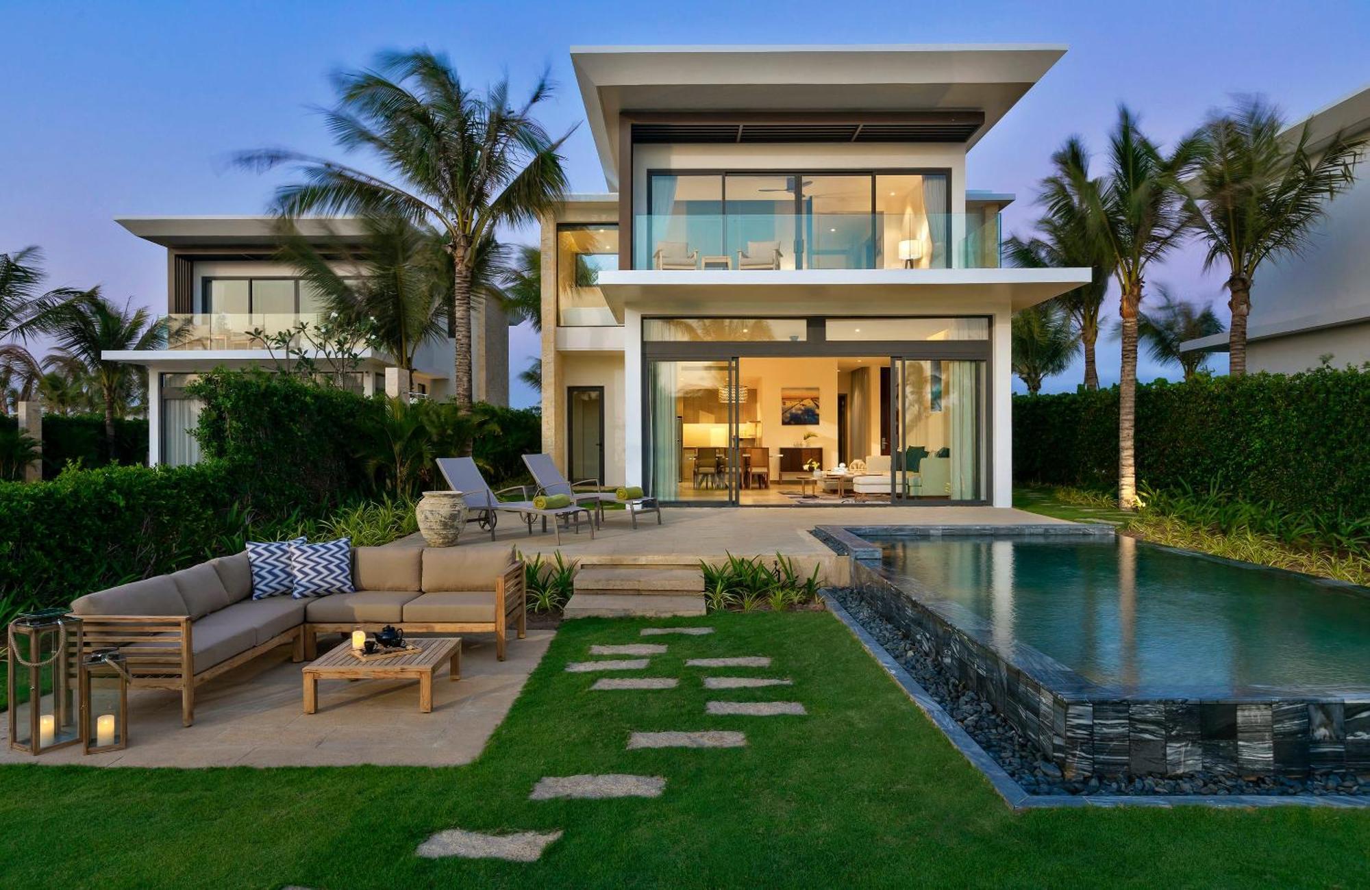 The Level 3-Bedroom Lakefront Pool Villa with Lounge benefits