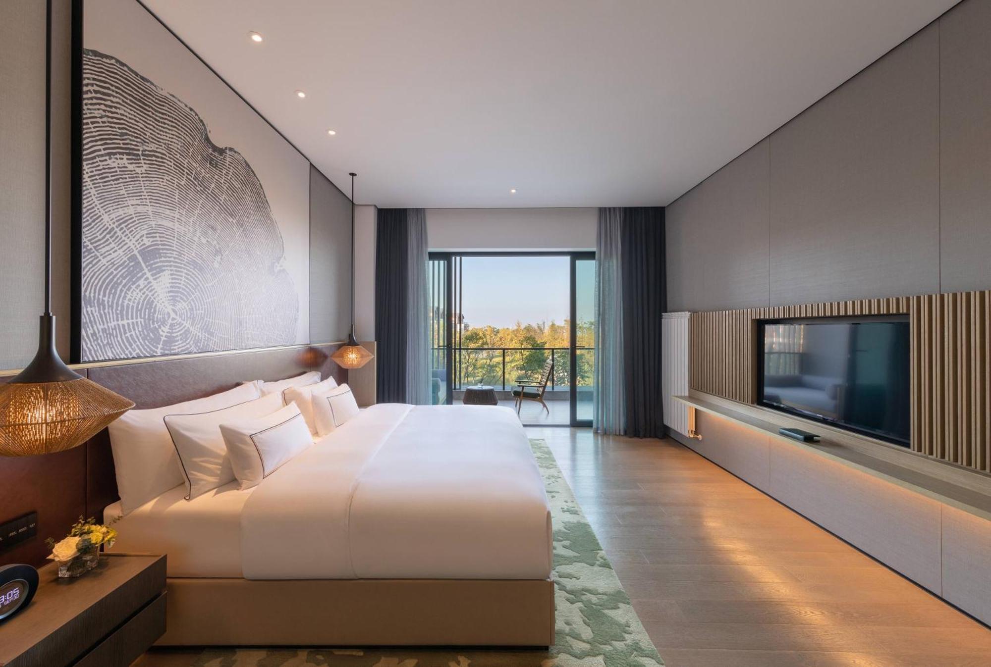 The Level Suite with Lake View