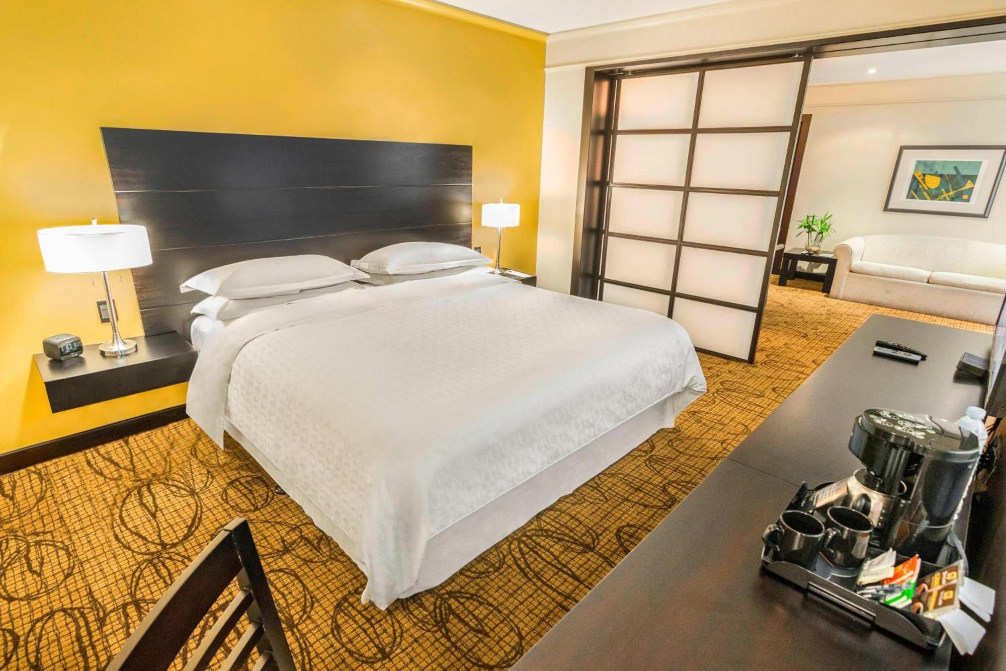 One-Bedroom King Suite with Sofa Bed - Club Access