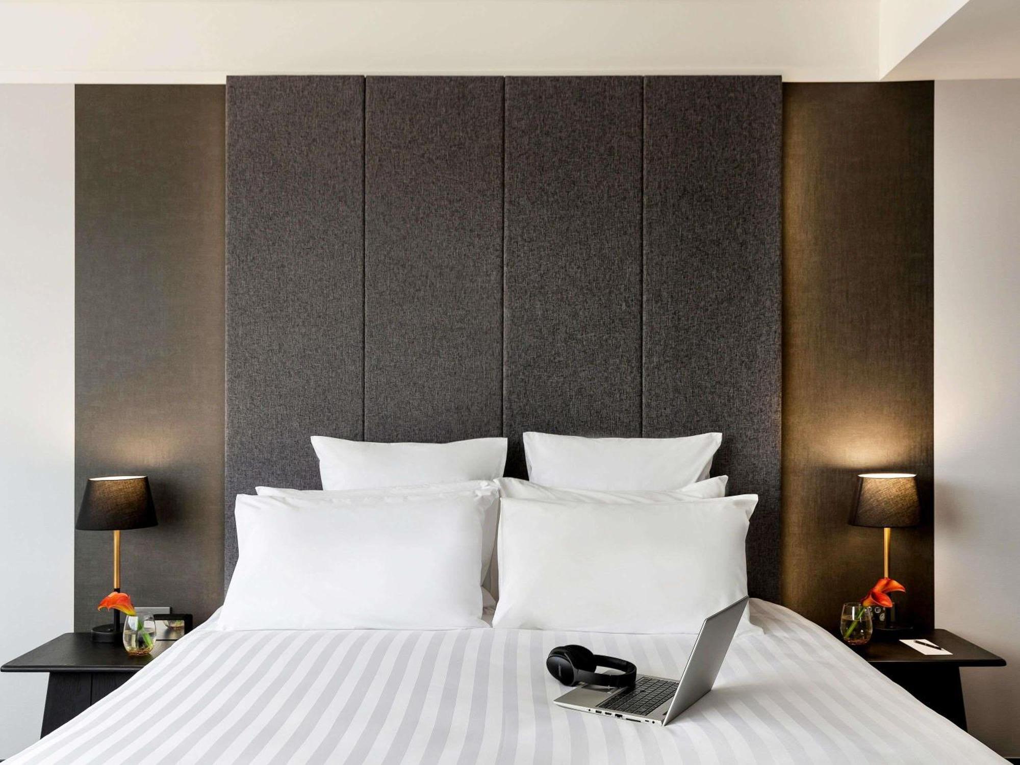 Superior King Room City View