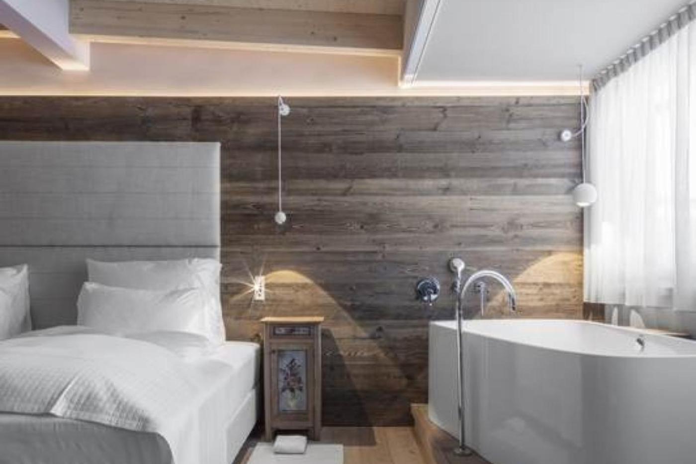 Deluxe Suite Spa Bath
