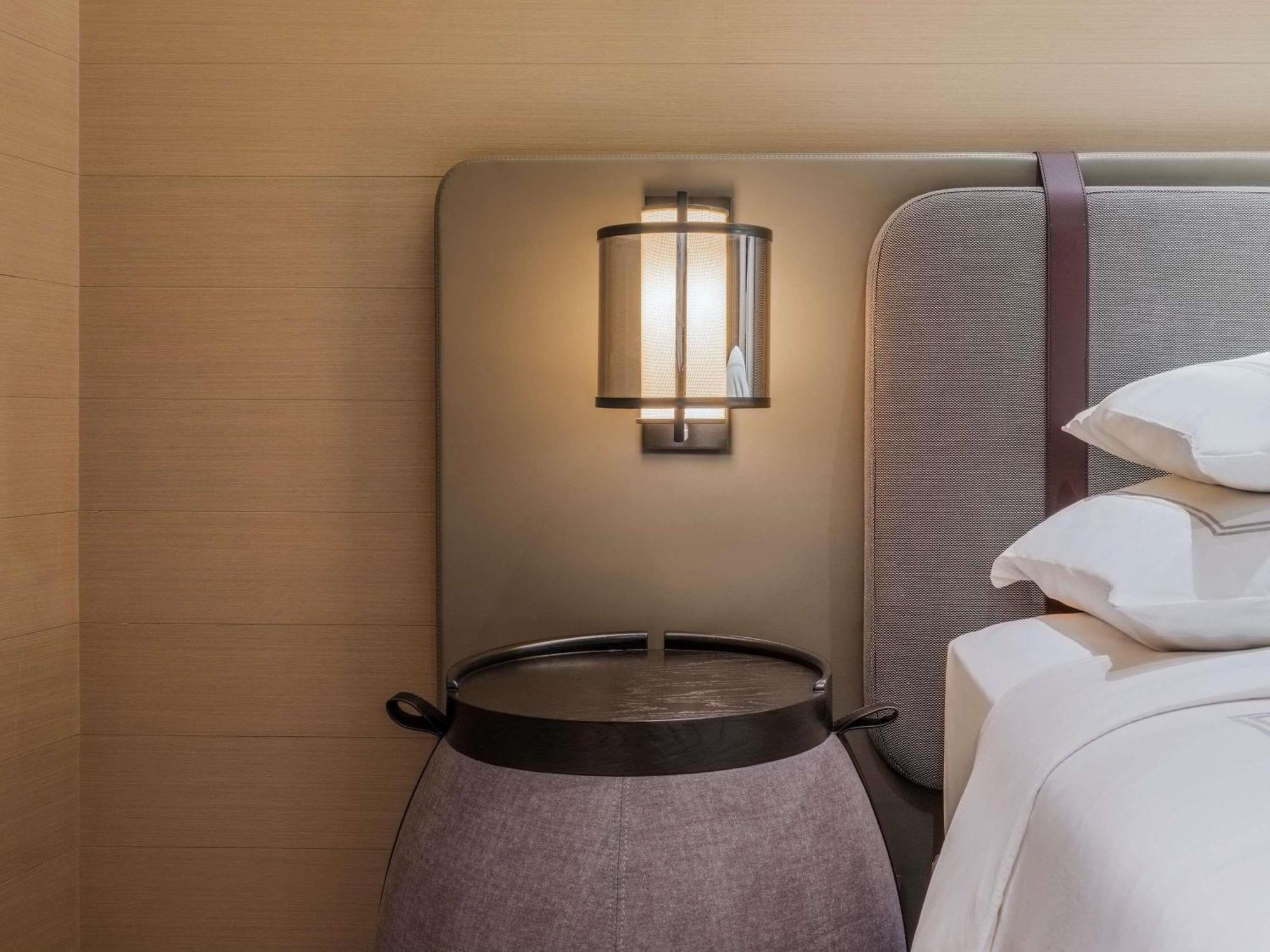 Premier Zimmer mit 2 Doppelbetten, Balkon und Stadtblick