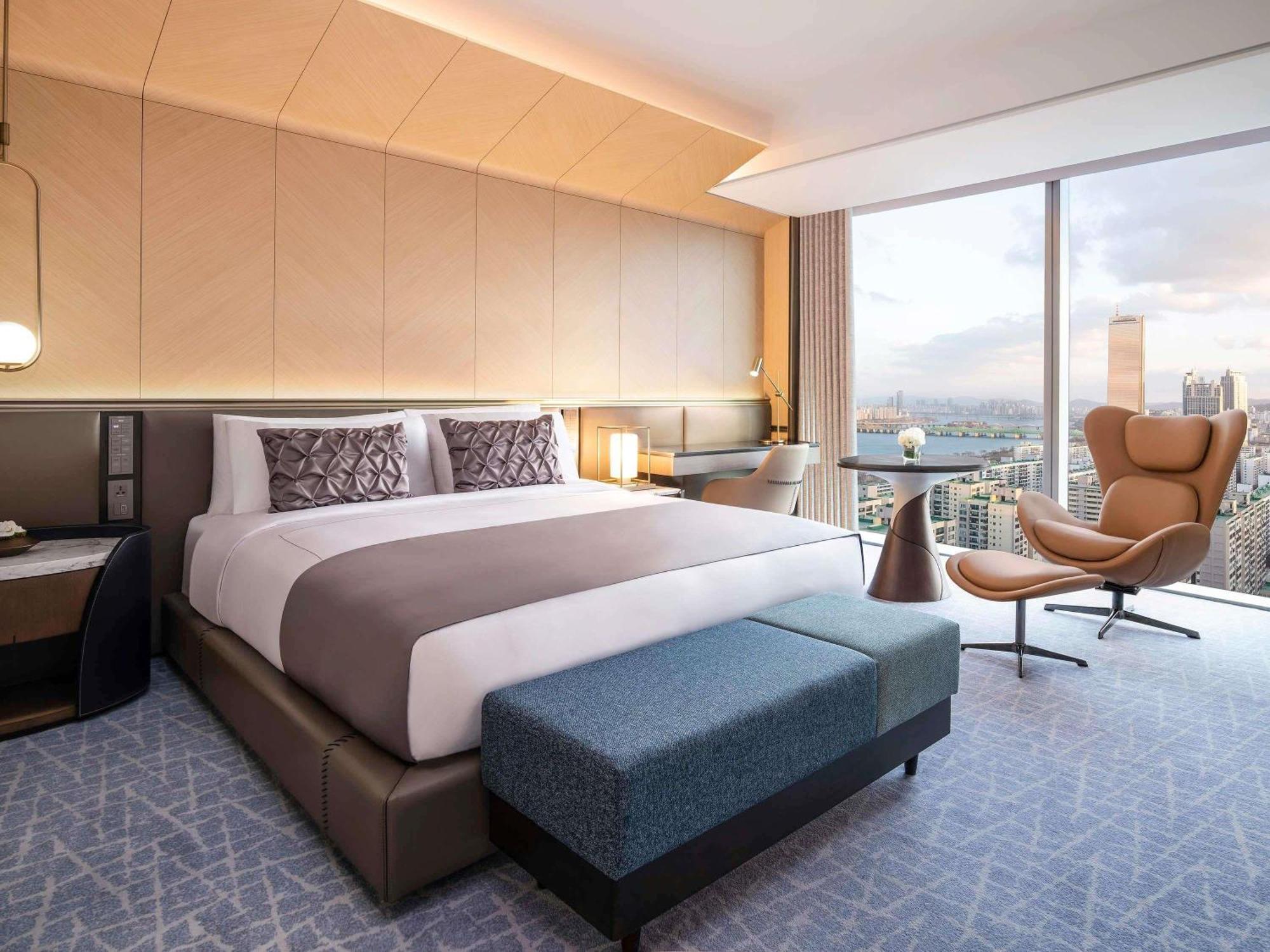 One-Bedroom Signature King Suite