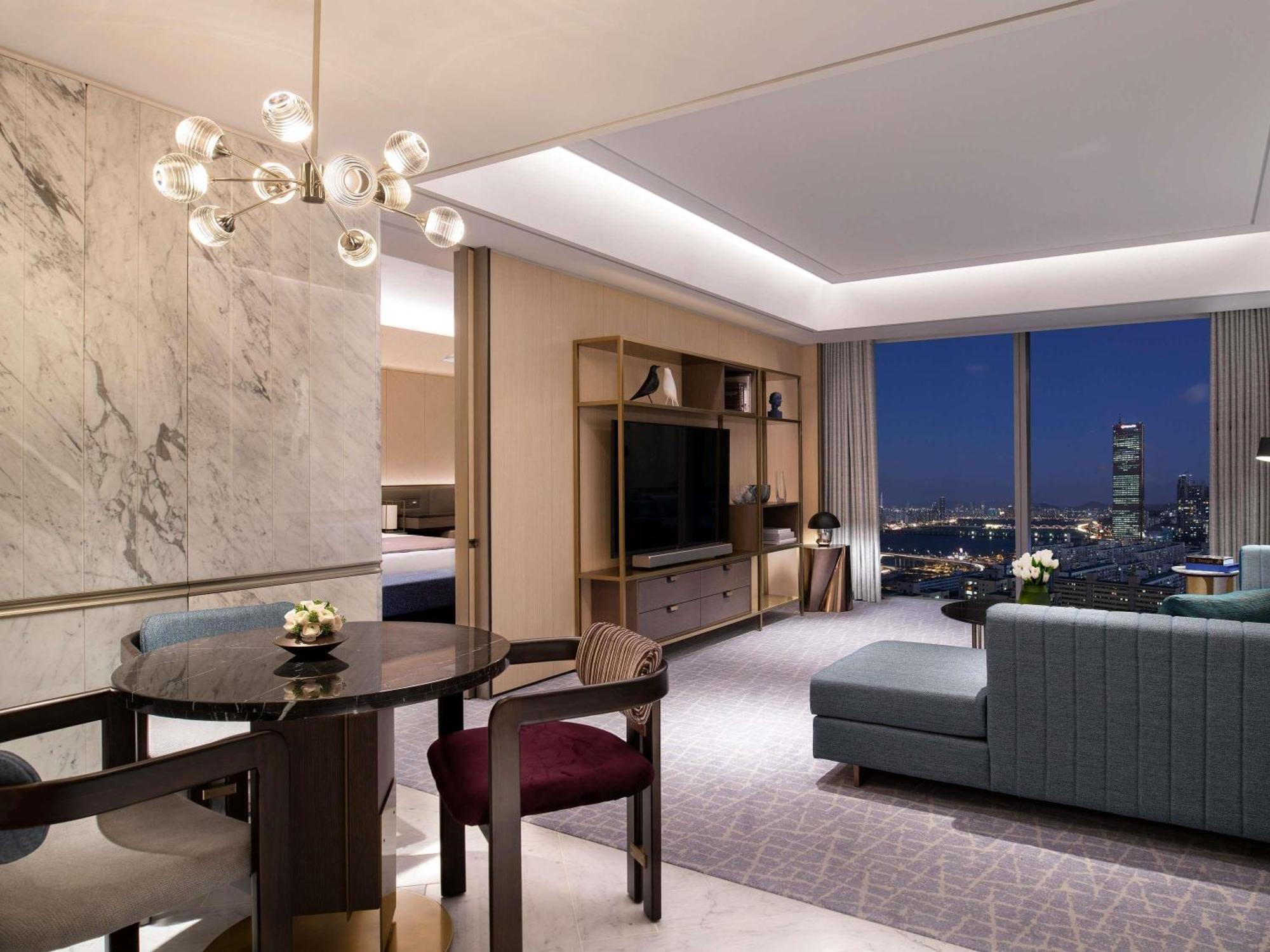 One-Bedroom Signature King Suite