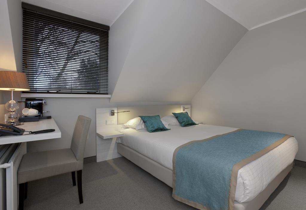 Small Single Room,688318440:JPEG