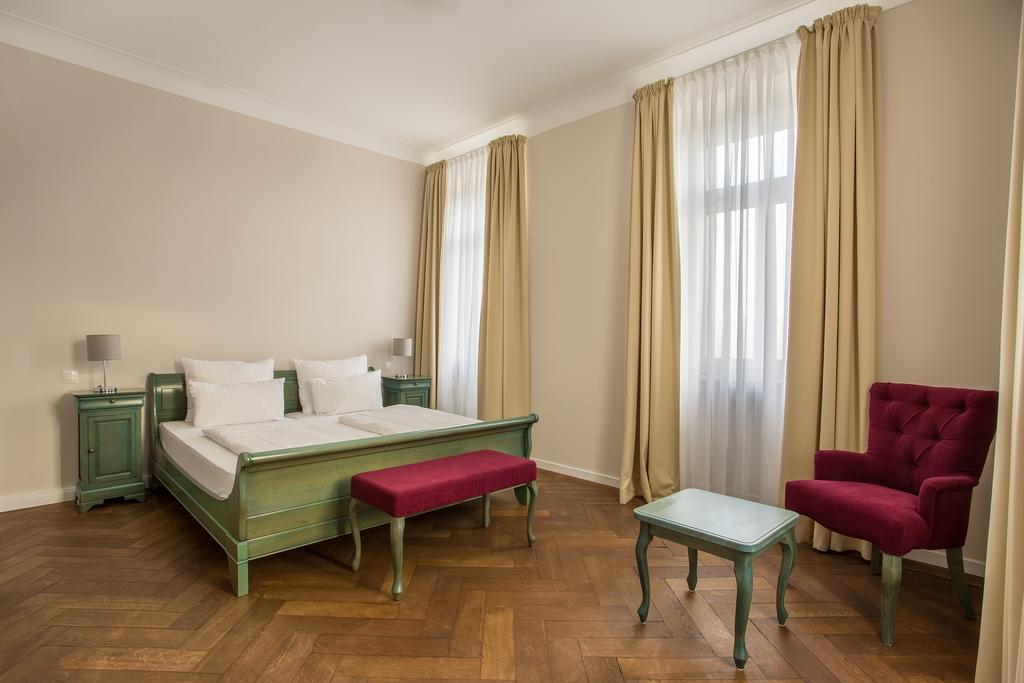 Burgundy Kamer
