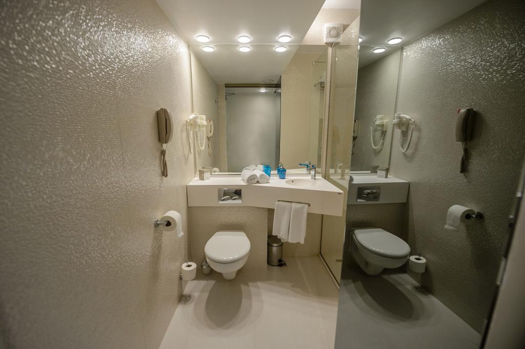 Family Room,228172574:JPEG
