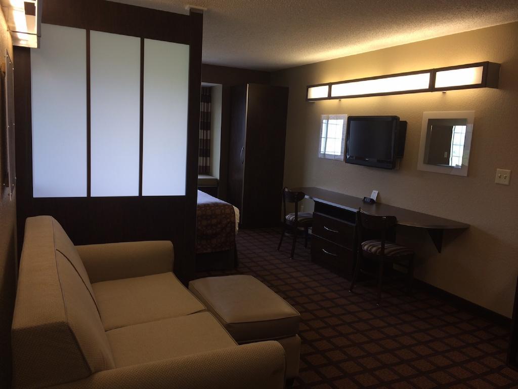 Queen Studio Suite - Mobility Access/Non-Smoking