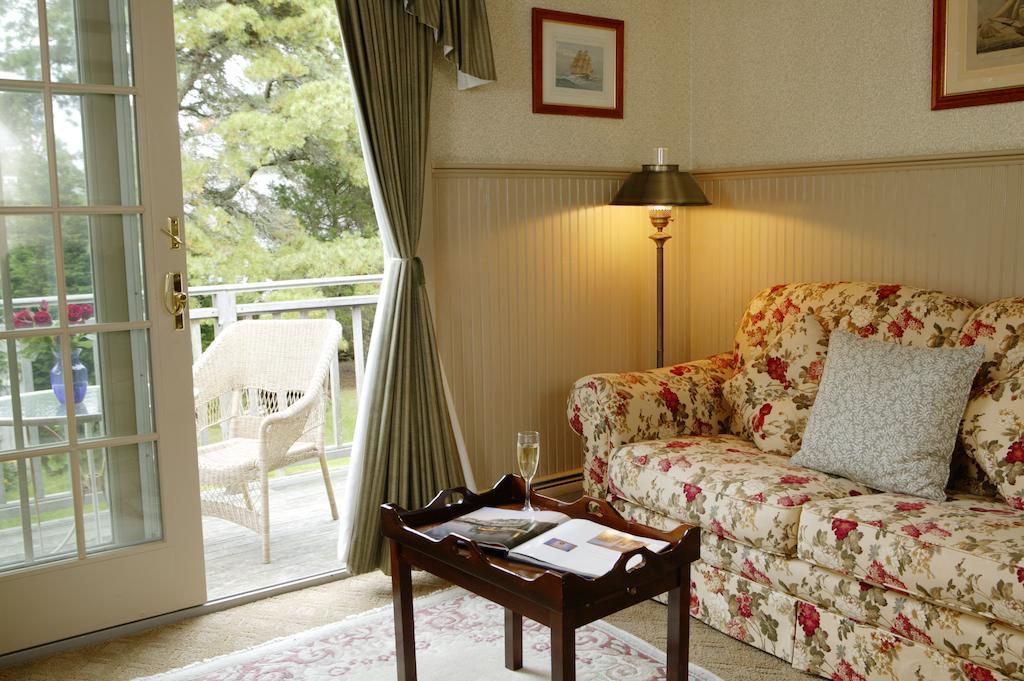 One Bedroom King Suite with Fireplace - Stable (Lydia Harding)